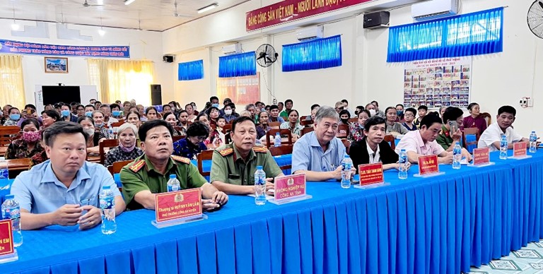 600 người dân huyện Phú Tân được tặng quà, khám bệnh và cấp thuốc miễn phí