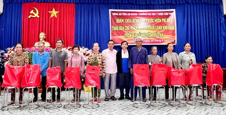 600 người dân huyện Phú Tân được tặng quà, khám bệnh và cấp thuốc miễn phí