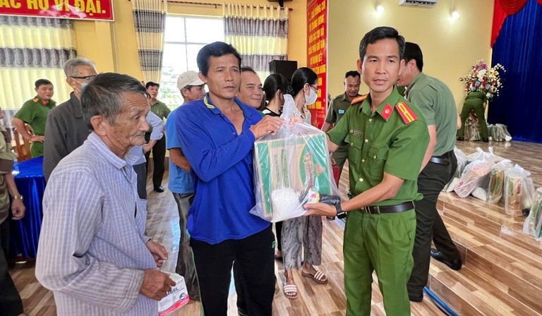 600 người dân huyện Phú Tân được tặng quà, khám bệnh và cấp thuốc miễn phí