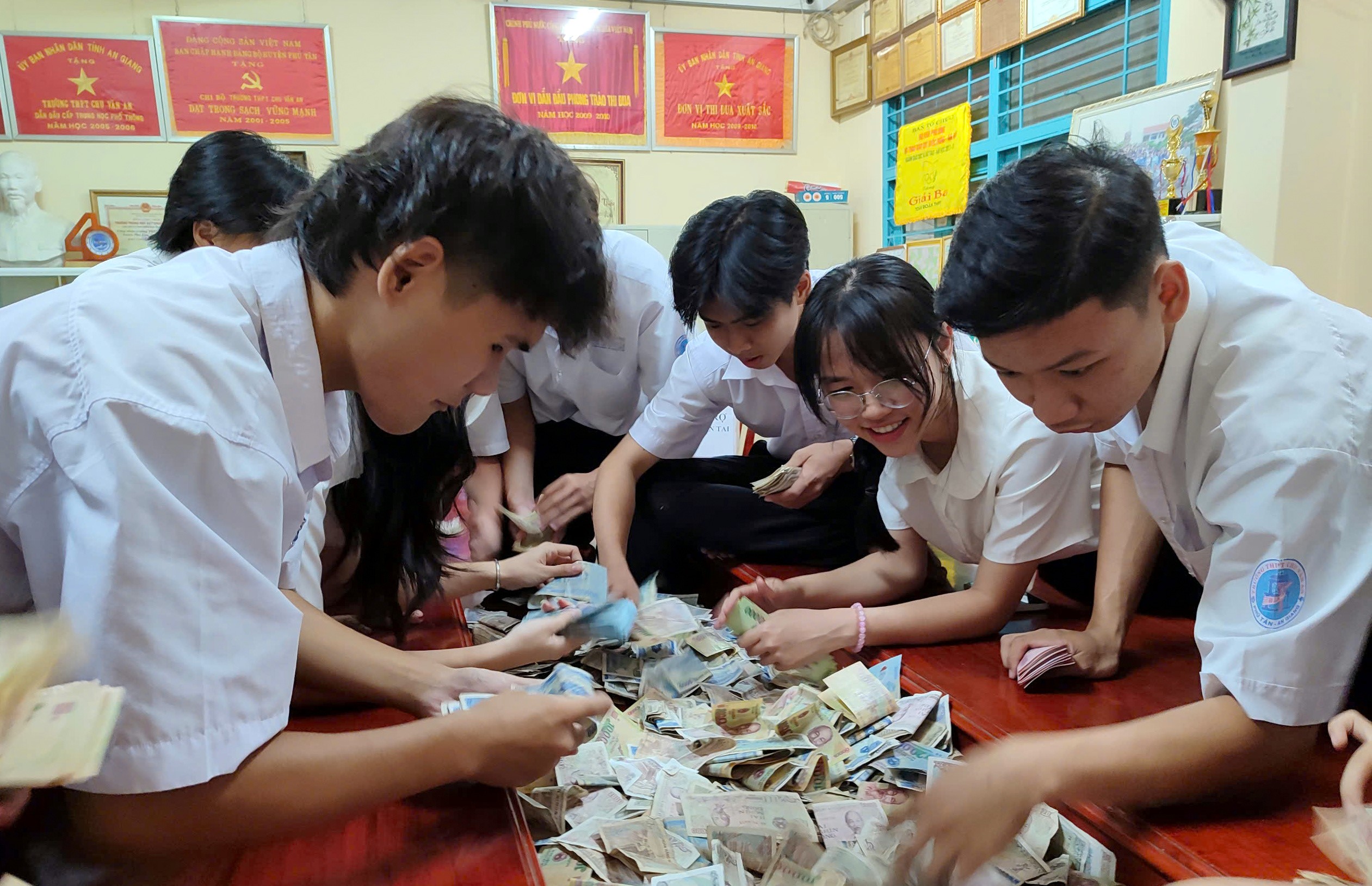 Học sinh trường THPT Chu Văn An cùng hướng về đồng bào miền Bắc bị ảnh hưởng bão lũ