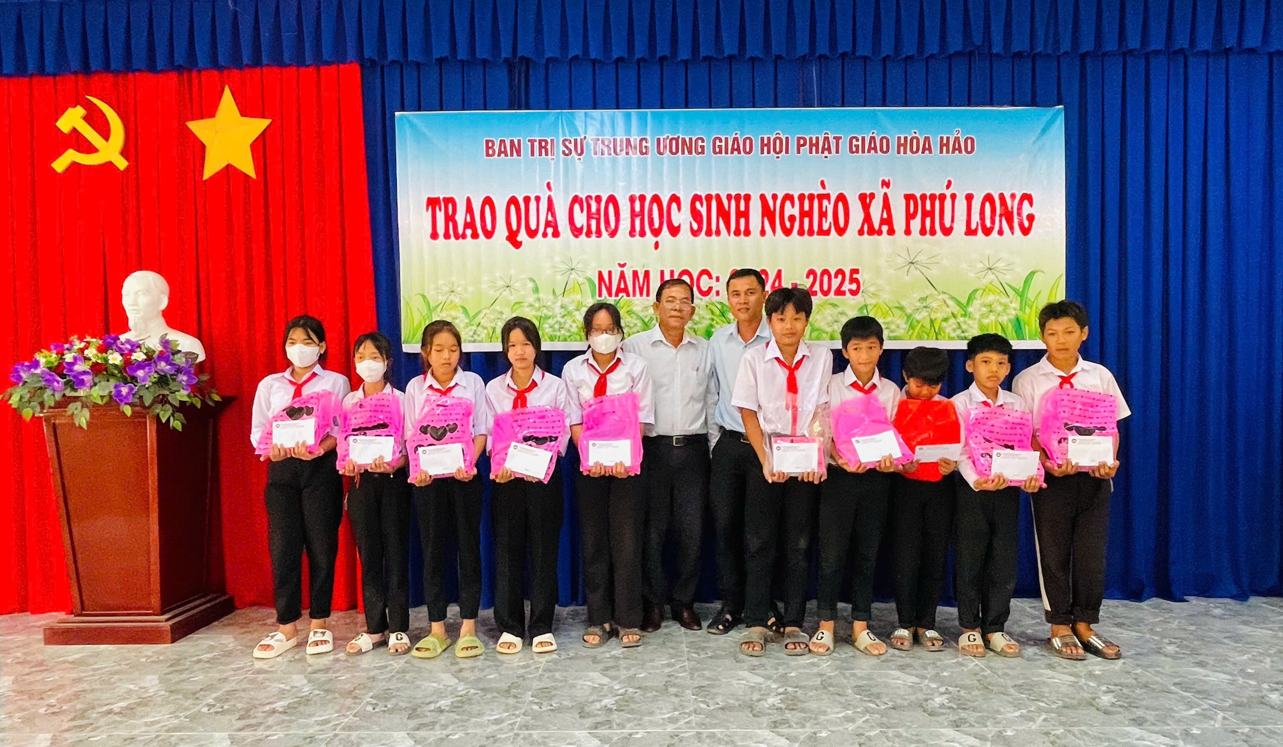 Ban Trị sự Trung ương Giáo hội Phật giáo Hòa Hảo trao quà tiếp bước đến trường năm học 2024 - 2025