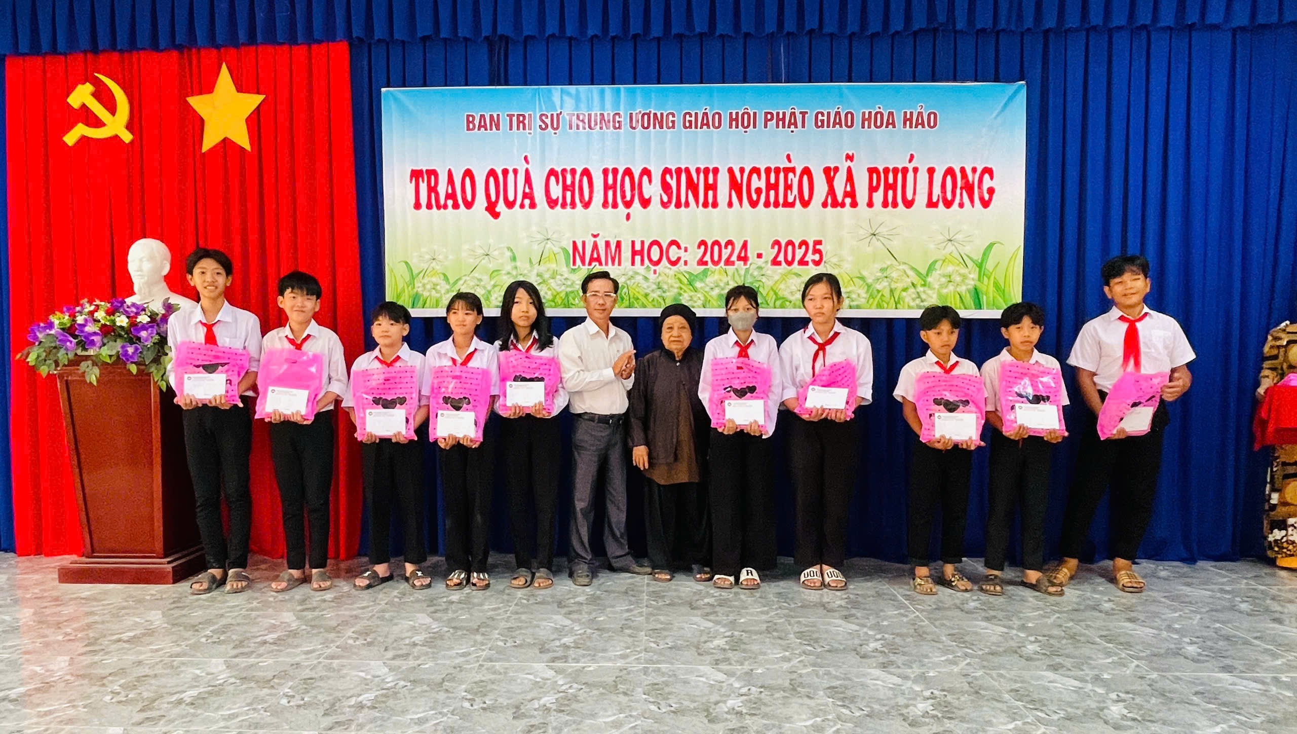 Ban Trị sự Trung ương Giáo hội Phật giáo Hòa Hảo trao quà tiếp bước đến trường năm học 2024 - 2025