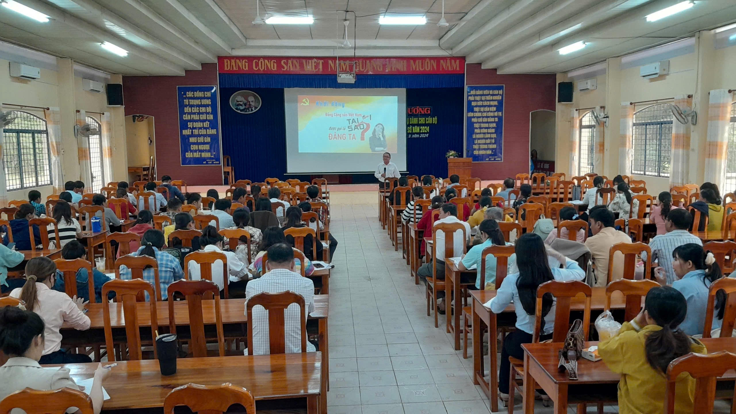 Phú Tân bồi dưỡng lý luận chính trị và nghiệp vụ cho cán bộ Mặt trận Tổ quốc ở cơ sở 