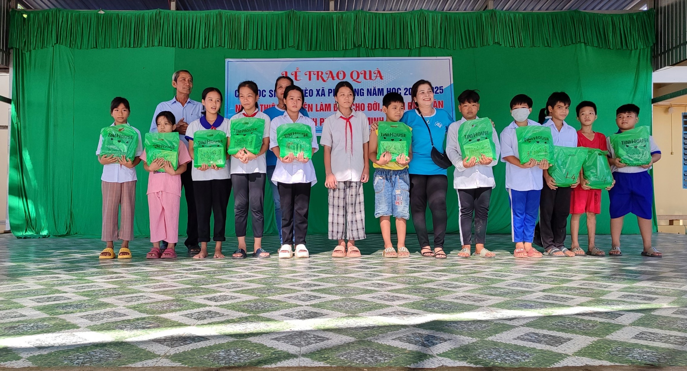 Phú Tân chăm lo học sinh nghèo tiếp bước đến trường