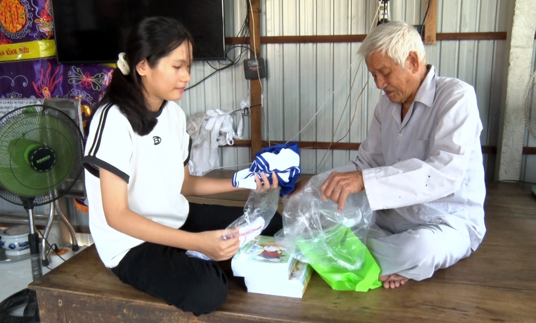 Phú Tân chăm lo học sinh nghèo tiếp bước đến trường