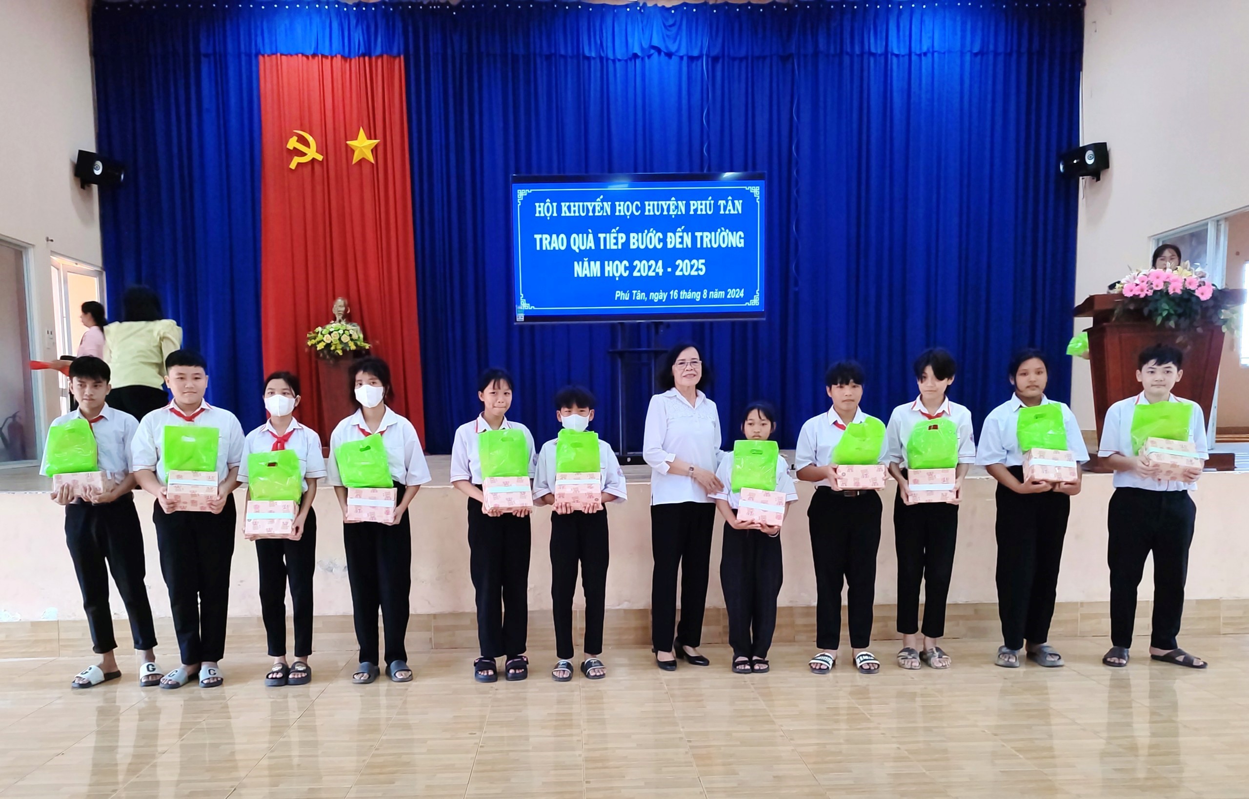 Phú Tân chăm lo học sinh nghèo tiếp bước đến trường