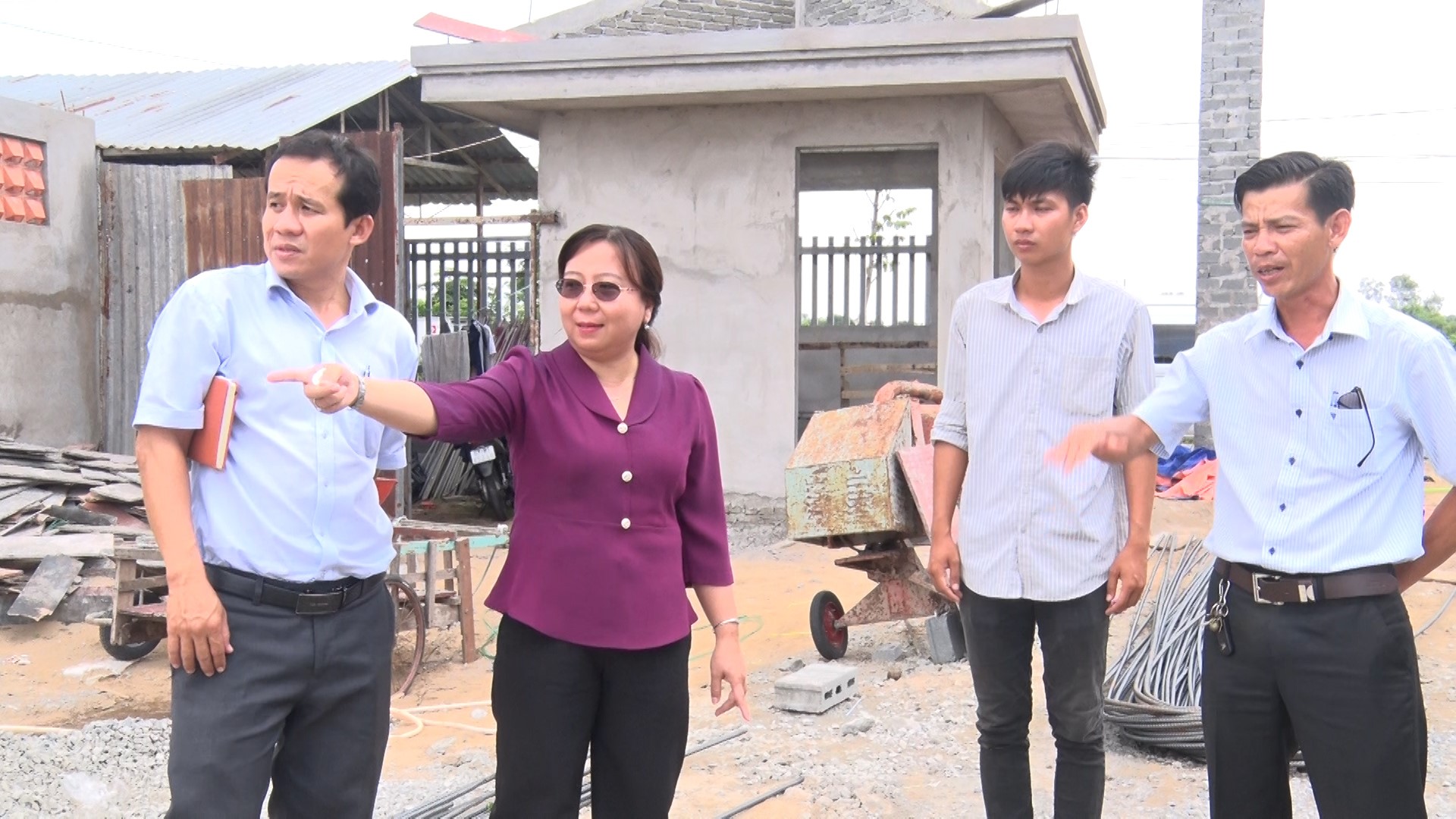 Chủ tịch UBND huyện Phú Tân kiểm tra công trình trọng điểm