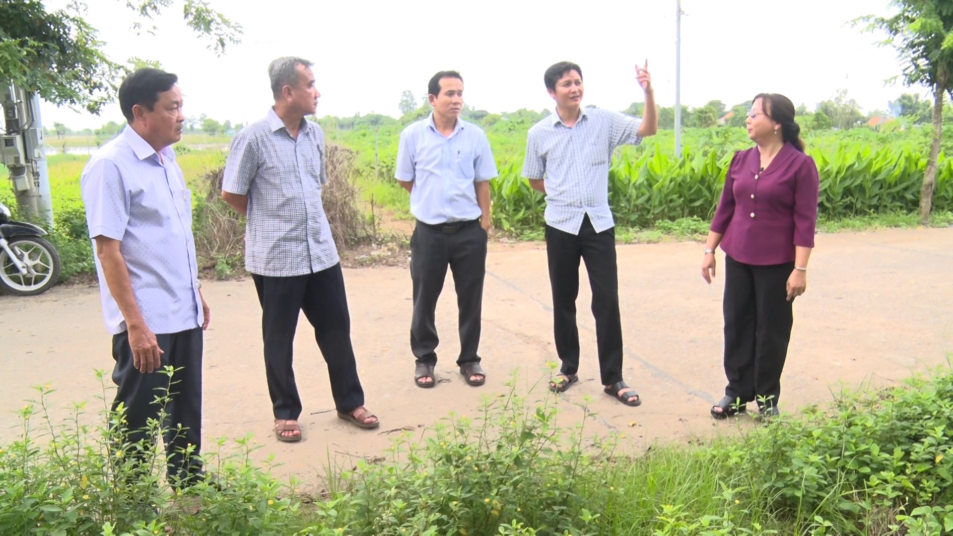 Chủ tịch UBND huyện Phú Tân kiểm tra công trình trọng điểm