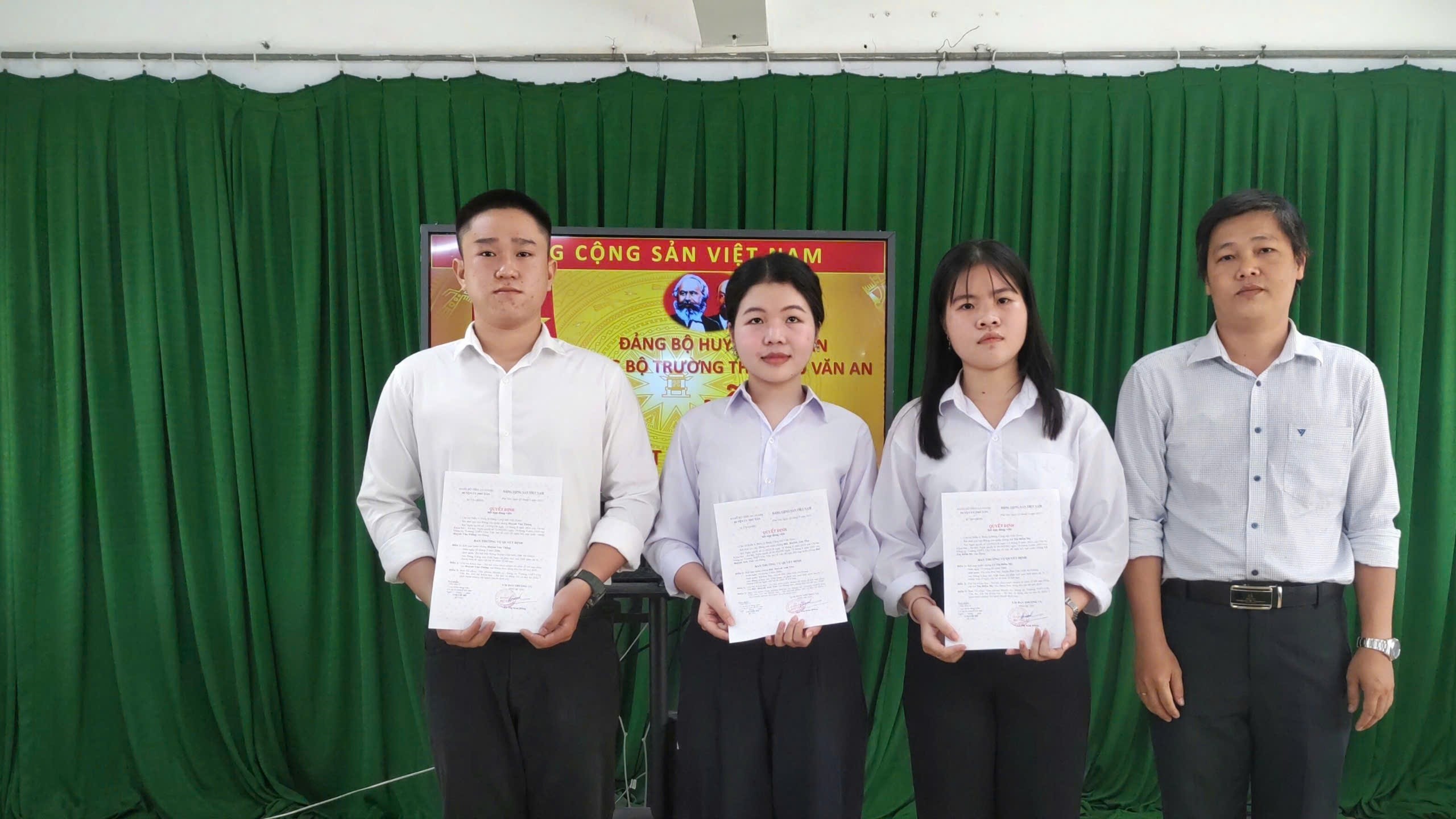 Trường THPT Chu Văn An kết nạp Đảng cho 5 học sinh lớp 12 đậu đại học nguyện vọng 1 năm 2024