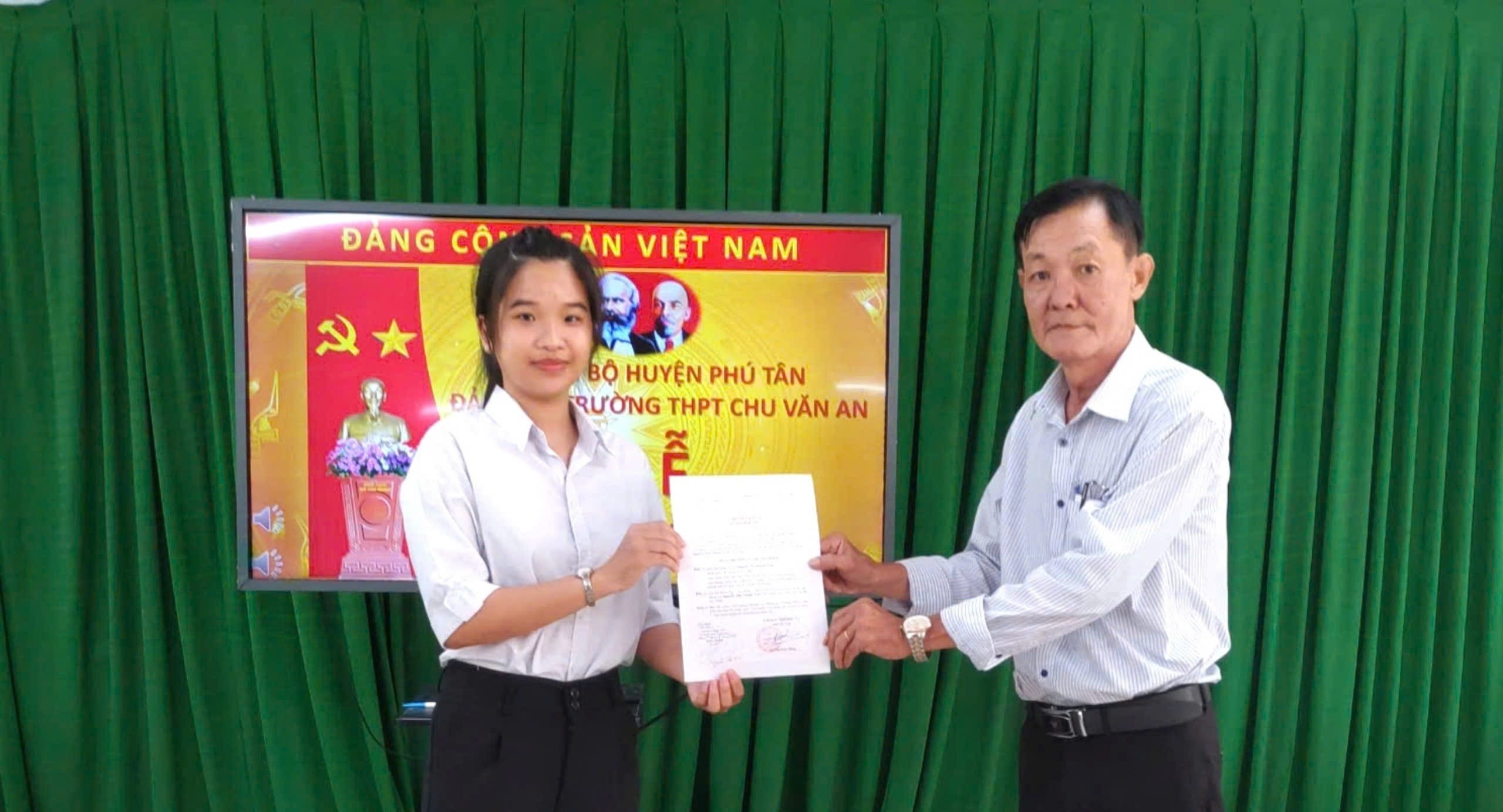 Trường THPT Chu Văn An kết nạp Đảng cho 5 học sinh lớp 12 đậu đại học nguyện vọng 1 năm 2024
