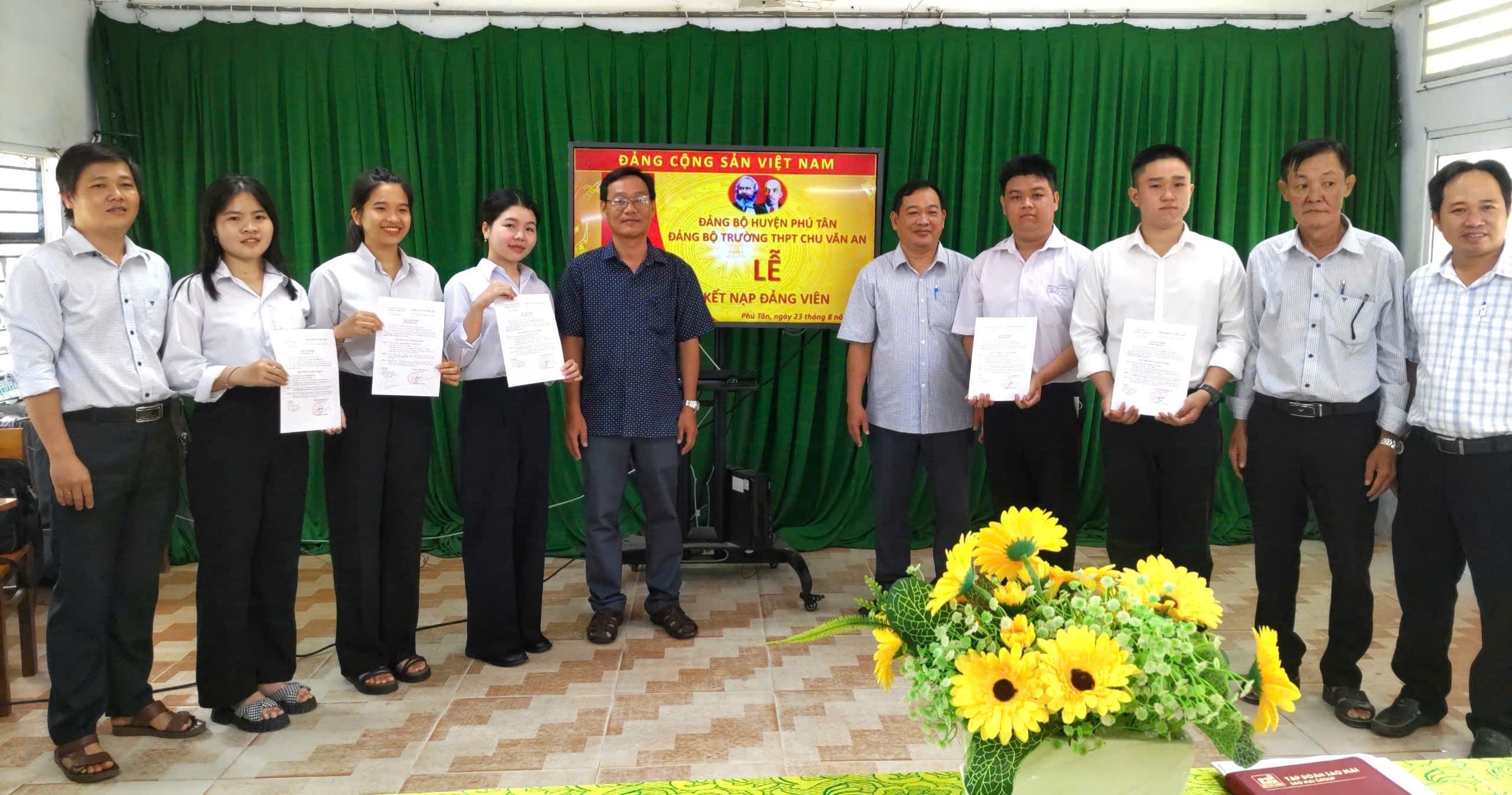 Trường THPT Chu Văn An kết nạp Đảng cho 5 học sinh lớp 12 đậu đại học nguyện vọng 1 năm 2024