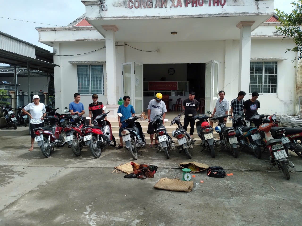 Công an xã Phú Thọ bắt 01 tụ điểm đá gà và 09 đối tượng