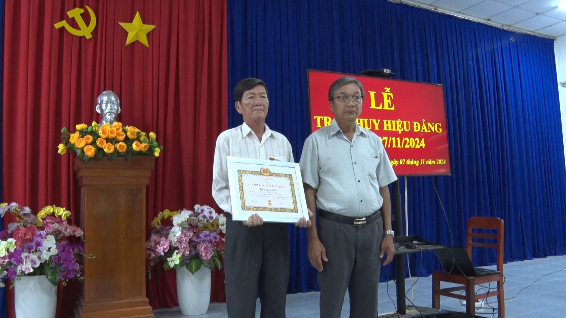 Đảng bộ huyện Phú Tân có 22 đồng chí được trao Huy hiệu Đảng đợt 7/11