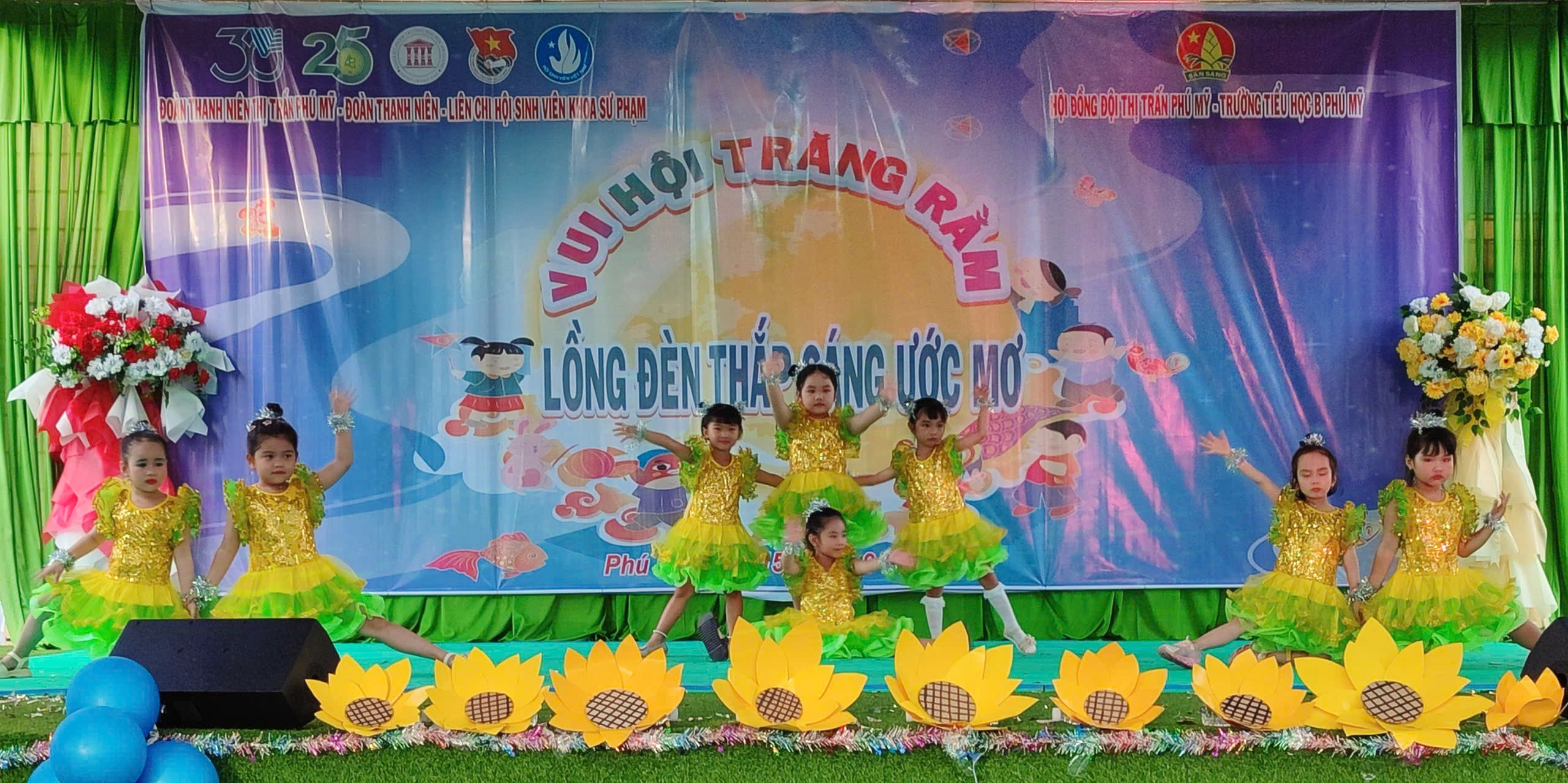 Thị trấn Phú Mỹ chương trình “Vui hội trăng rằm lồng đèn thắp sáng ước mơ” cho trẻ em nghèo và trẻ em có hoàn cảnh đặc biệt 