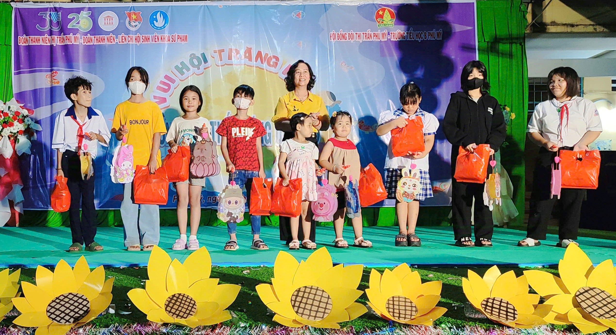 Thị trấn Phú Mỹ chương trình “Vui hội trăng rằm lồng đèn thắp sáng ước mơ” cho trẻ em nghèo và trẻ em có hoàn cảnh đặc biệt 