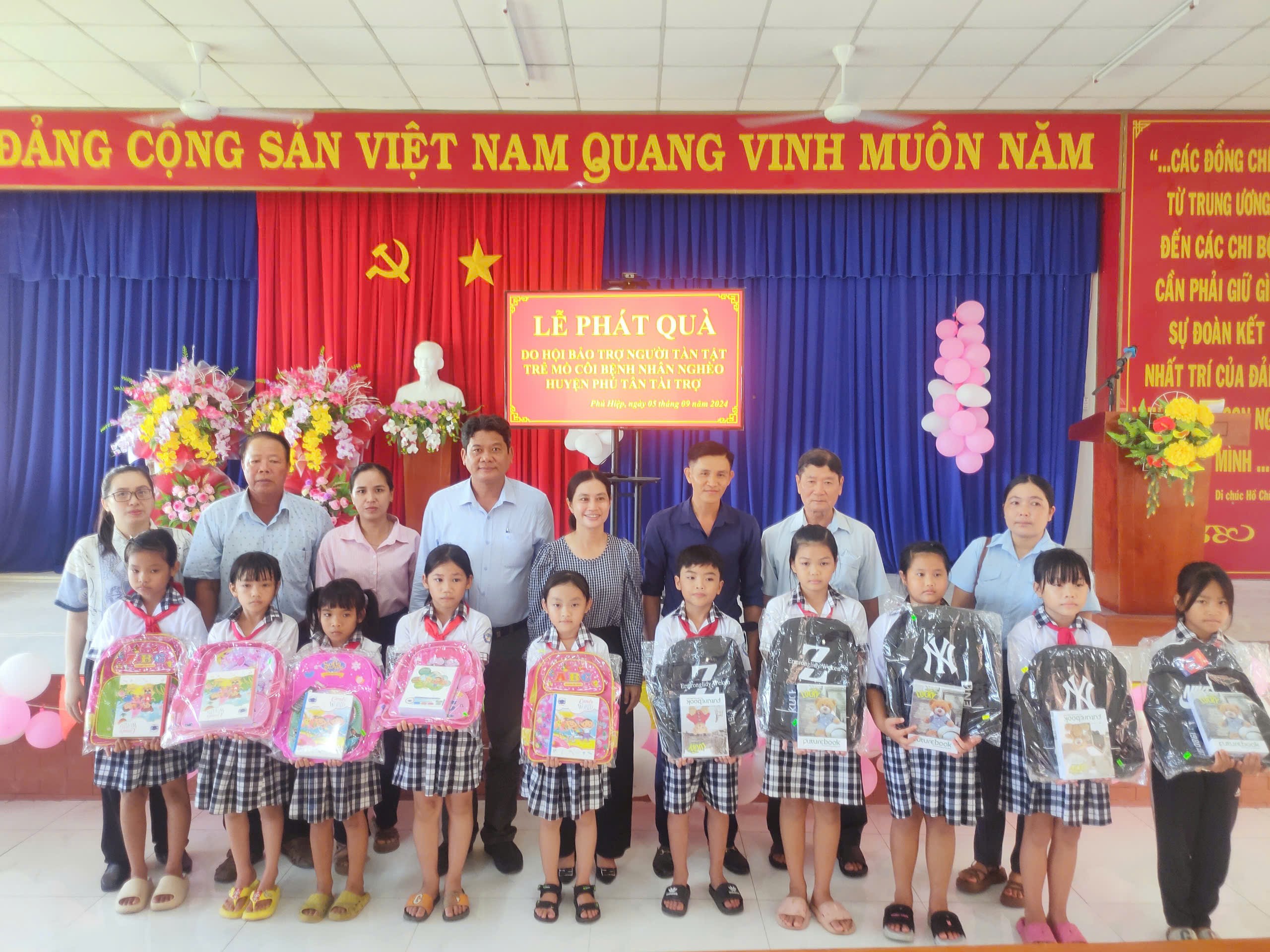 Hội Bảo trợ Người tàn tật, Trẻ mồ côi và Bệnh nhân nghèo huyện Phú Tân tặng quà cho học sinh nghèo Phú Hiệp