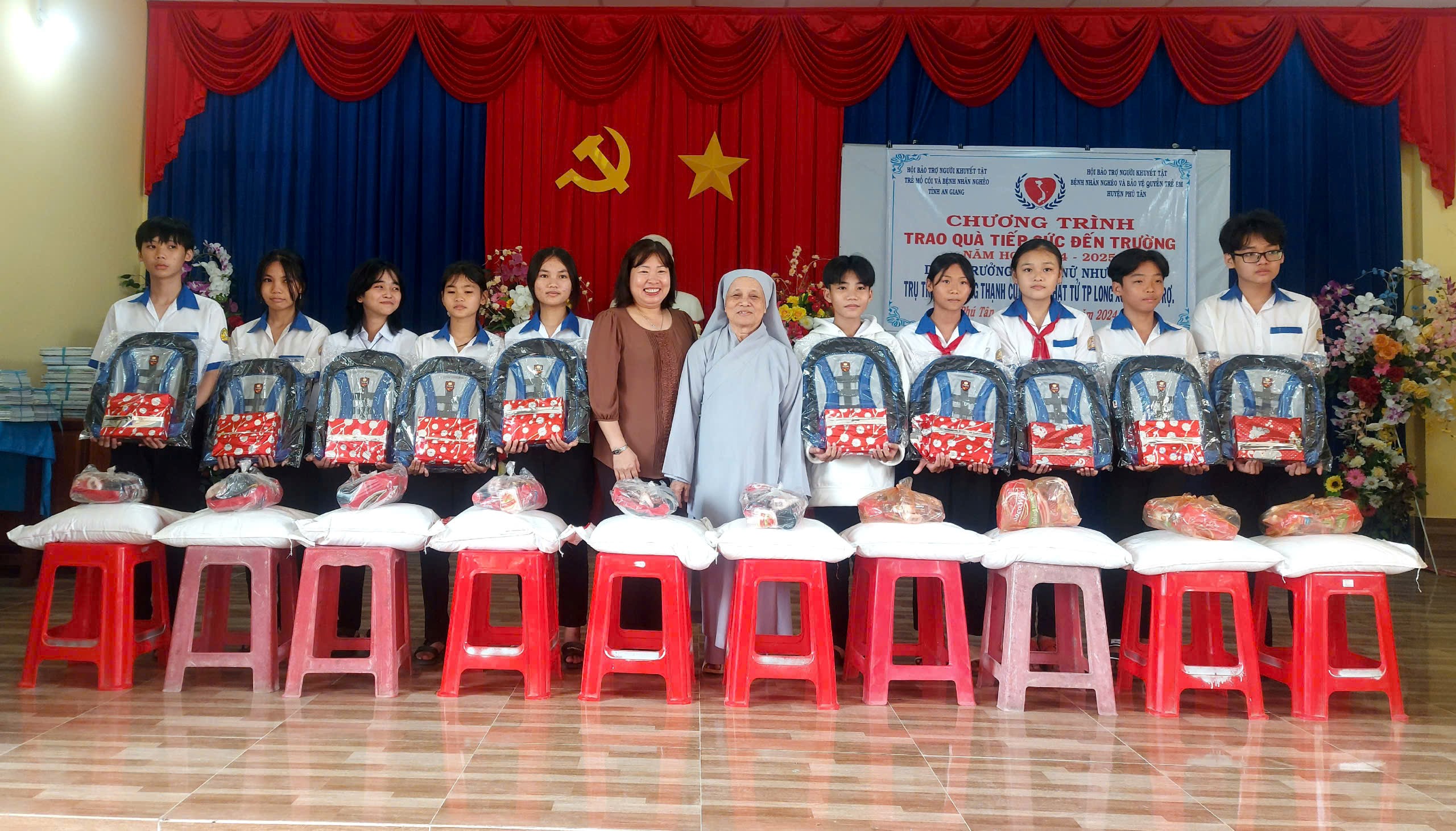 Hội Bảo trợ người khuyết tật, Bệnh nhân nghèo và Bảo vệ quyền trẻ em huyện Phú Tân trao quà tiếp bước đến trường