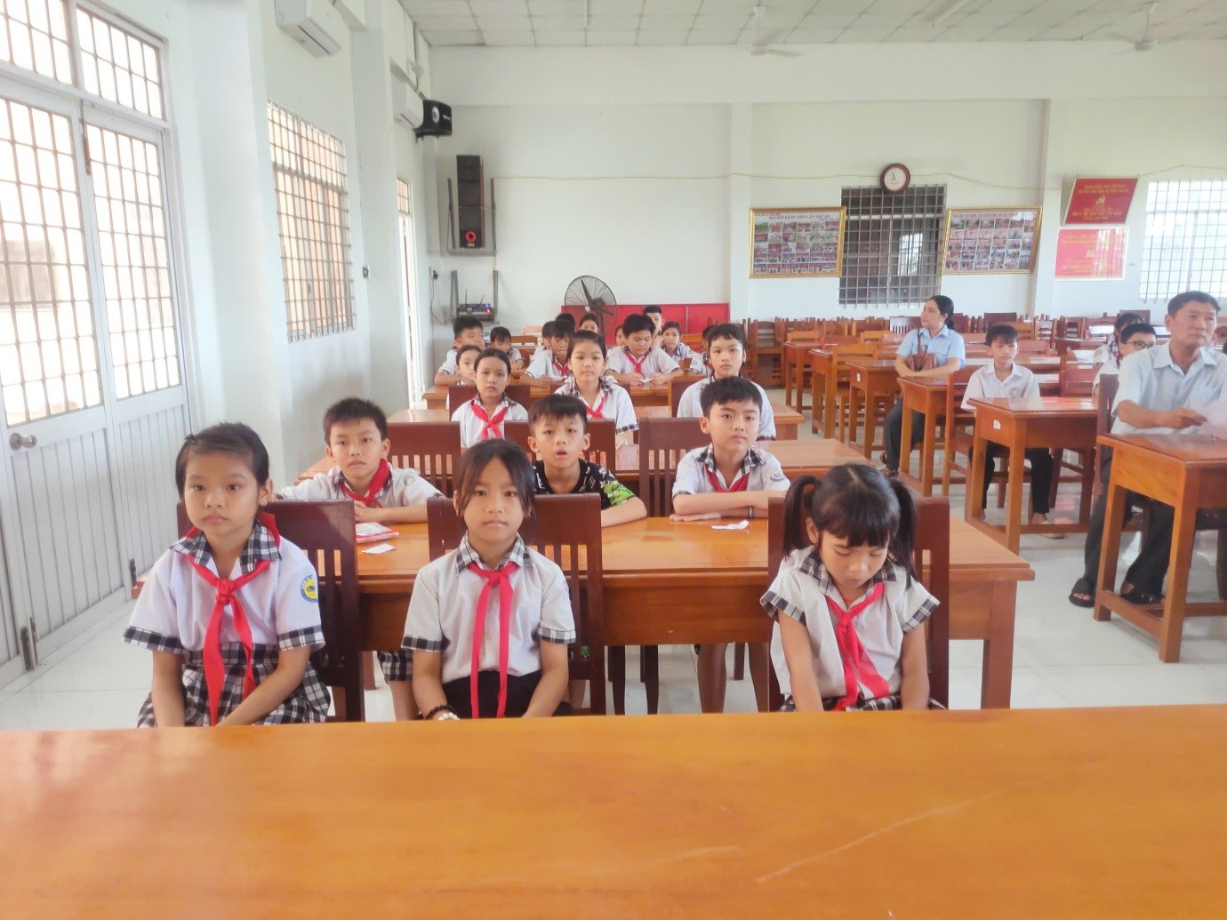 Hội Bảo trợ Người tàn tật, Trẻ mồ côi và Bệnh nhân nghèo huyện Phú Tân tặng quà cho học sinh nghèo Phú Hiệp