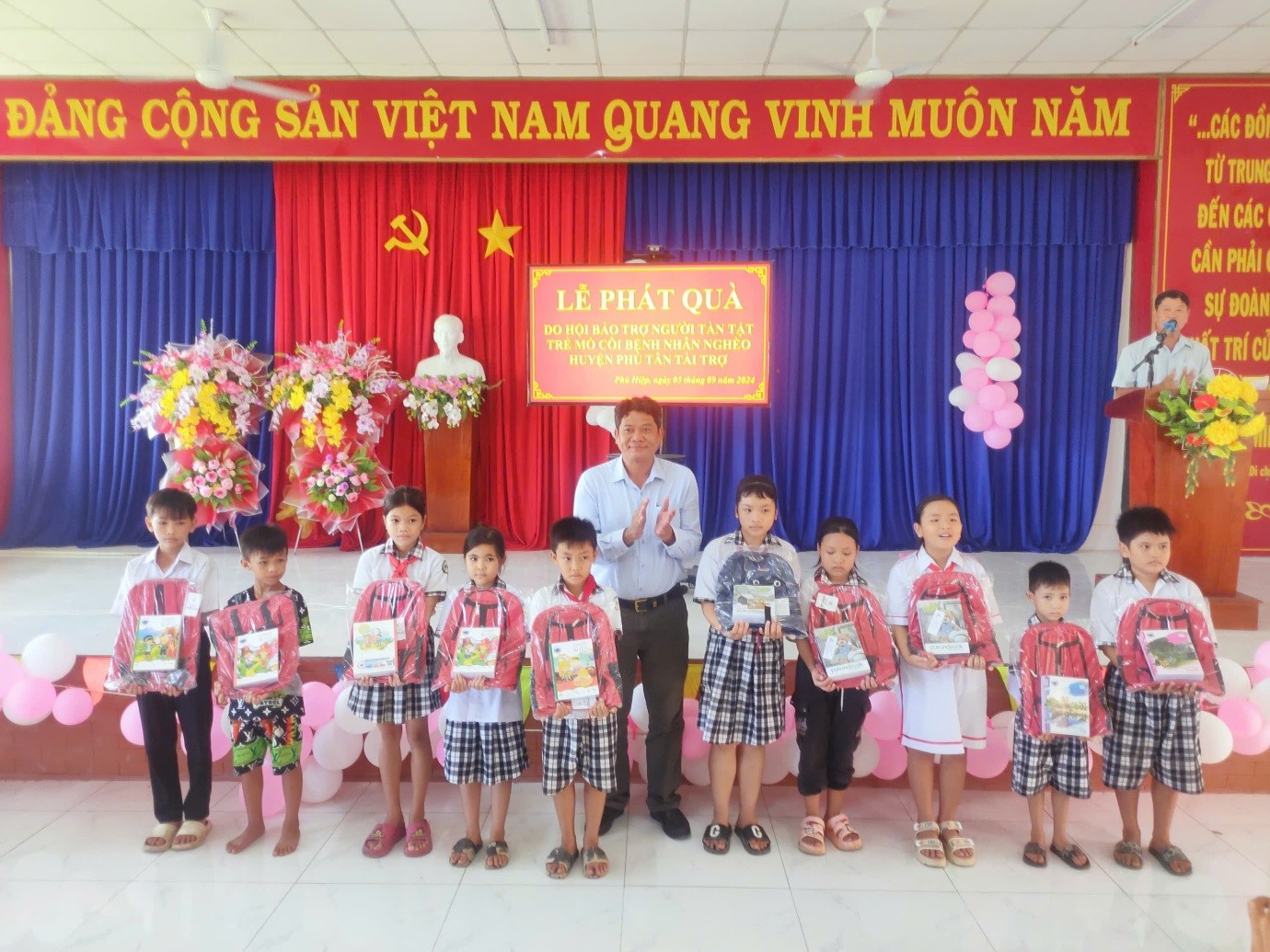 Hội Bảo trợ Người tàn tật, Trẻ mồ côi và Bệnh nhân nghèo huyện Phú Tân tặng quà cho học sinh nghèo Phú Hiệp