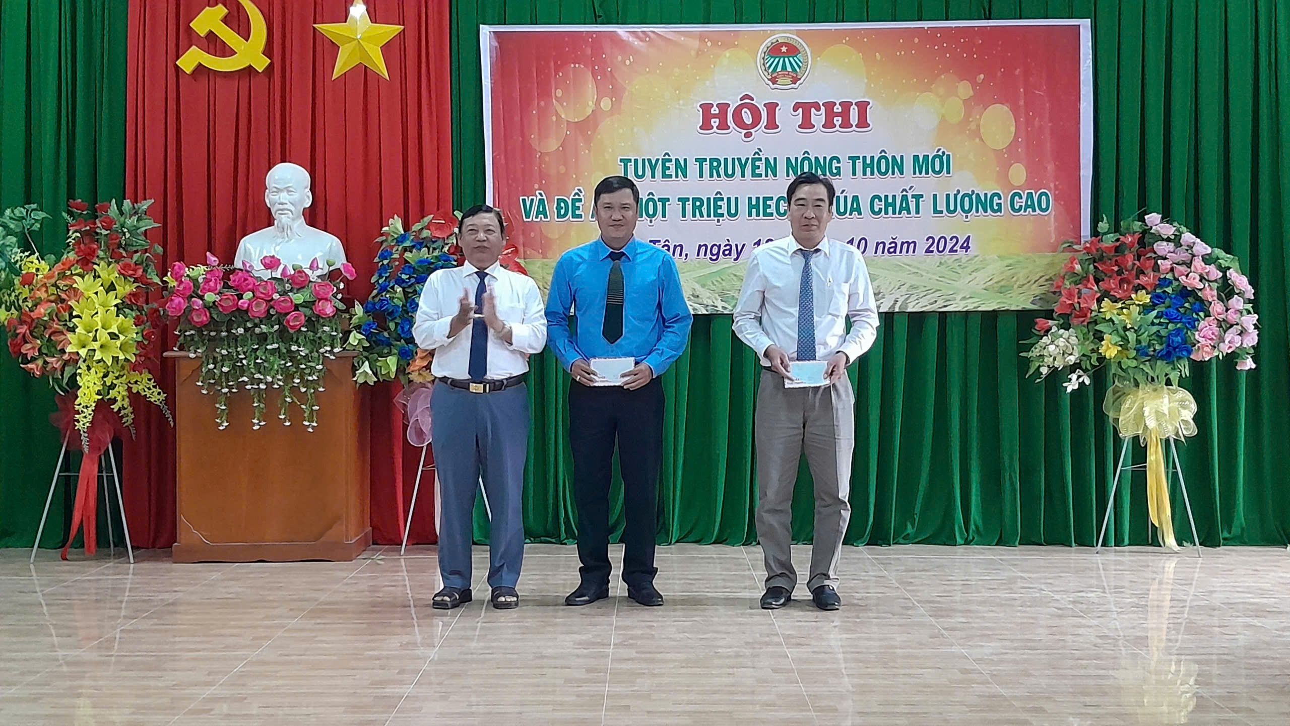 Sôi nổi hội thi tuyên truyền Nông thôn mới và đề án 01 triệu hecta lúa chất lượng cao