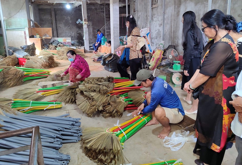 Hội Văn học nghệ thuật huyện Phú Tân tổ chức chuyến đi thực tế sáng tác và tọa đàm văn học nghệ thuật 