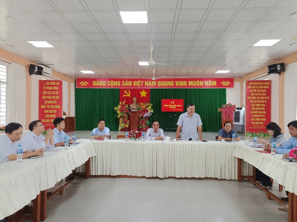 Huyện ủy Phú Tân trao quyết định về công tác cán bộ