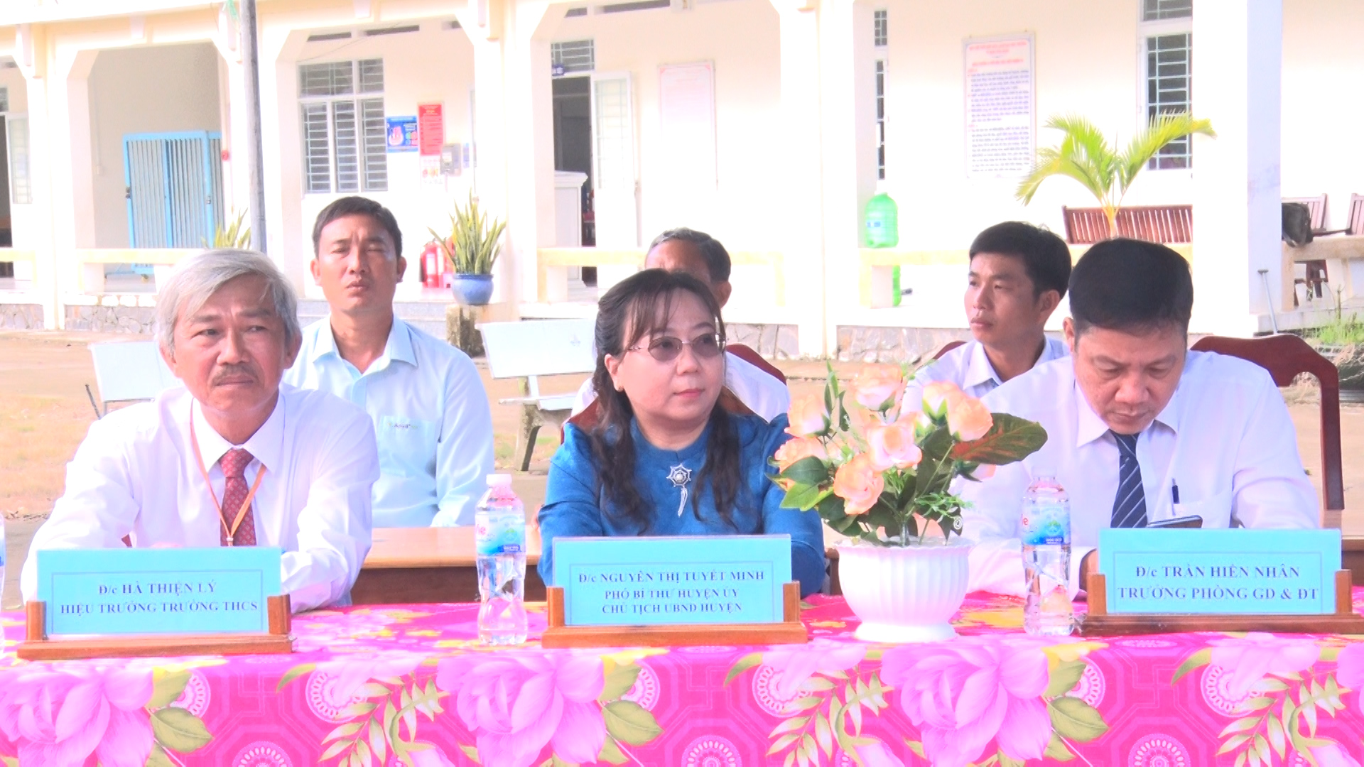 Chủ tịch UBND huyện Phú Tân dự khai giảng năm học mới tại THCS Phú Hưng