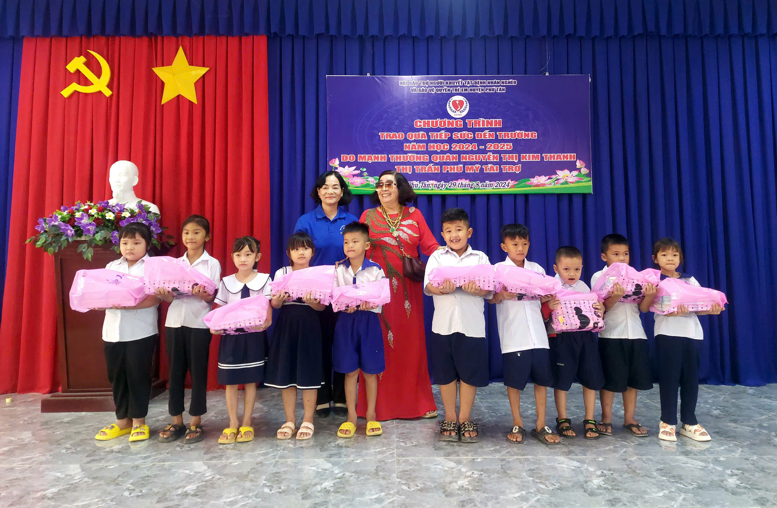 Hội Bảo trợ người khuyết tật, Bệnh nhân nghèo và Bảo vệ quyền trẻ em huyện Phú Tân trao quà tiếp bước đến trường