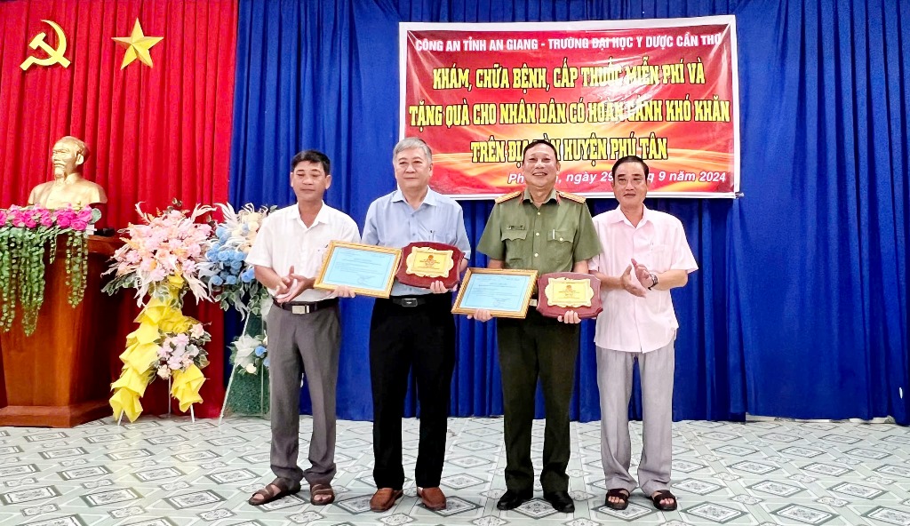 600 người dân huyện Phú Tân được tặng quà, khám bệnh và cấp thuốc miễn phí