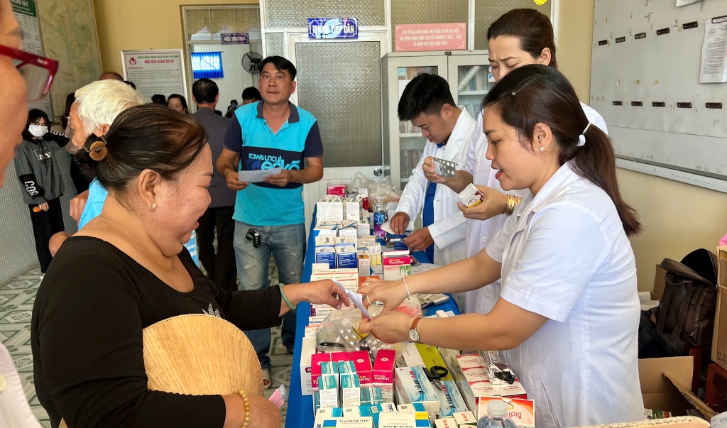 600 người dân huyện Phú Tân được tặng quà, khám bệnh và cấp thuốc miễn phí