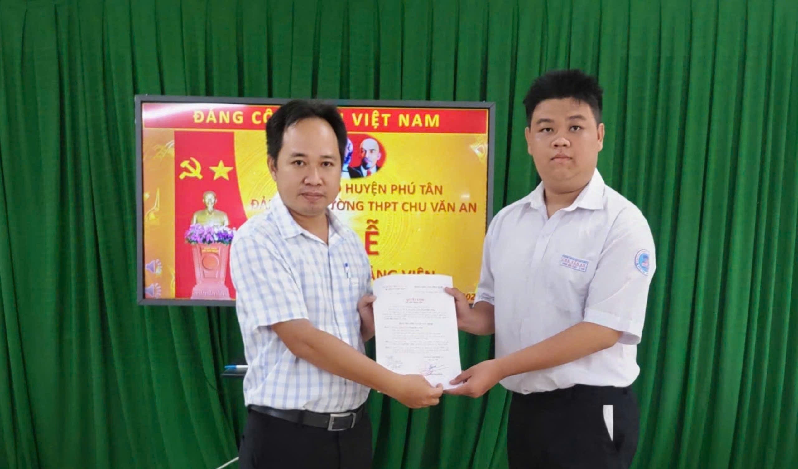 Trường THPT Chu Văn An kết nạp Đảng cho 5 học sinh lớp 12 đậu đại học nguyện vọng 1 năm 2024