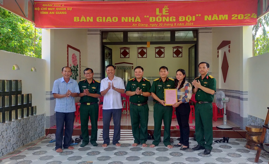 Bộ Chỉ huy quân sự tỉnh An Giang bàn giao nhà Đồng đội tại huyện Phú Tân