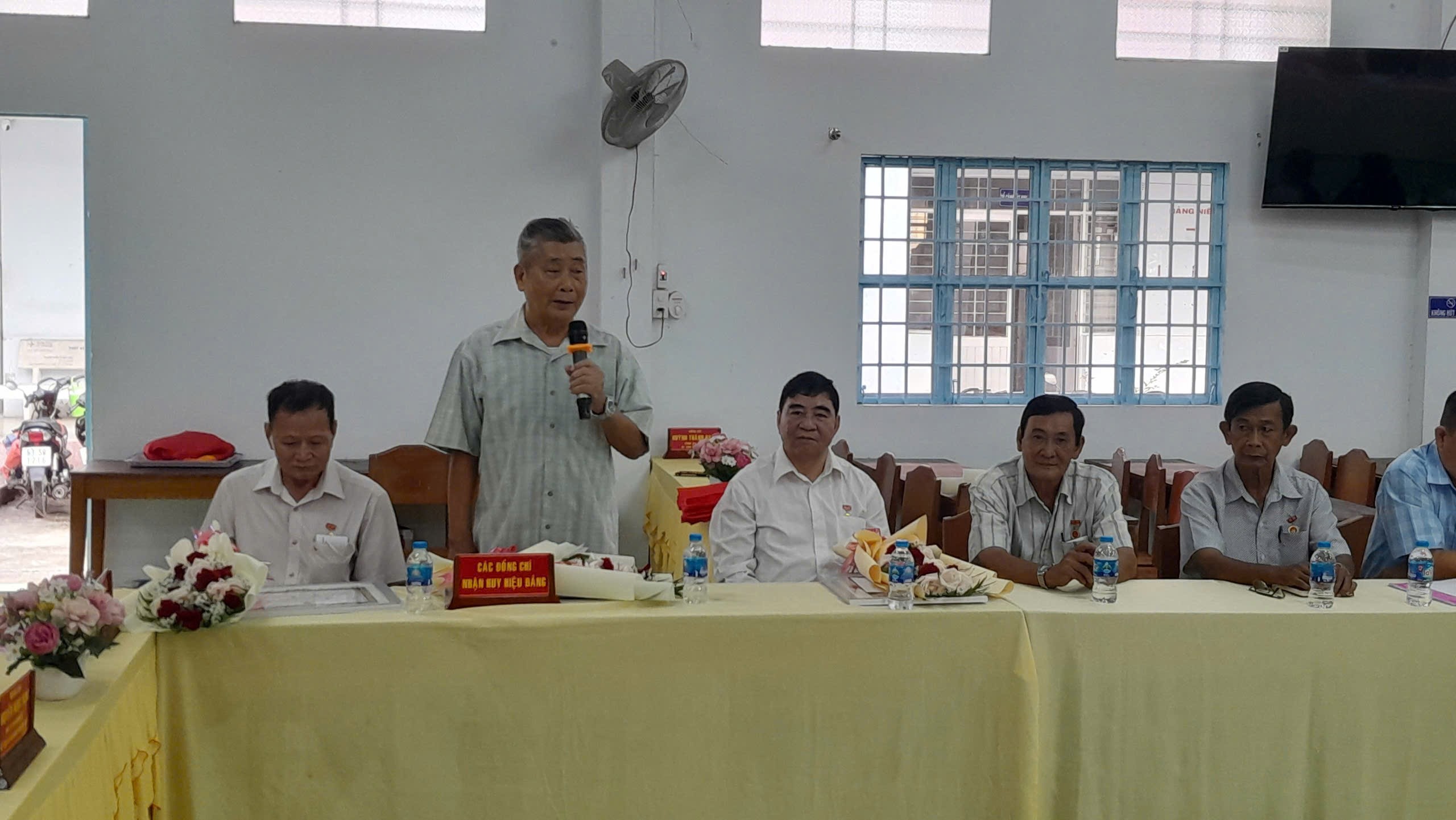 Đảng bộ huyện Phú Tân có 16 đồng chí được trao Huy hiệu Đảng đợt 2/9