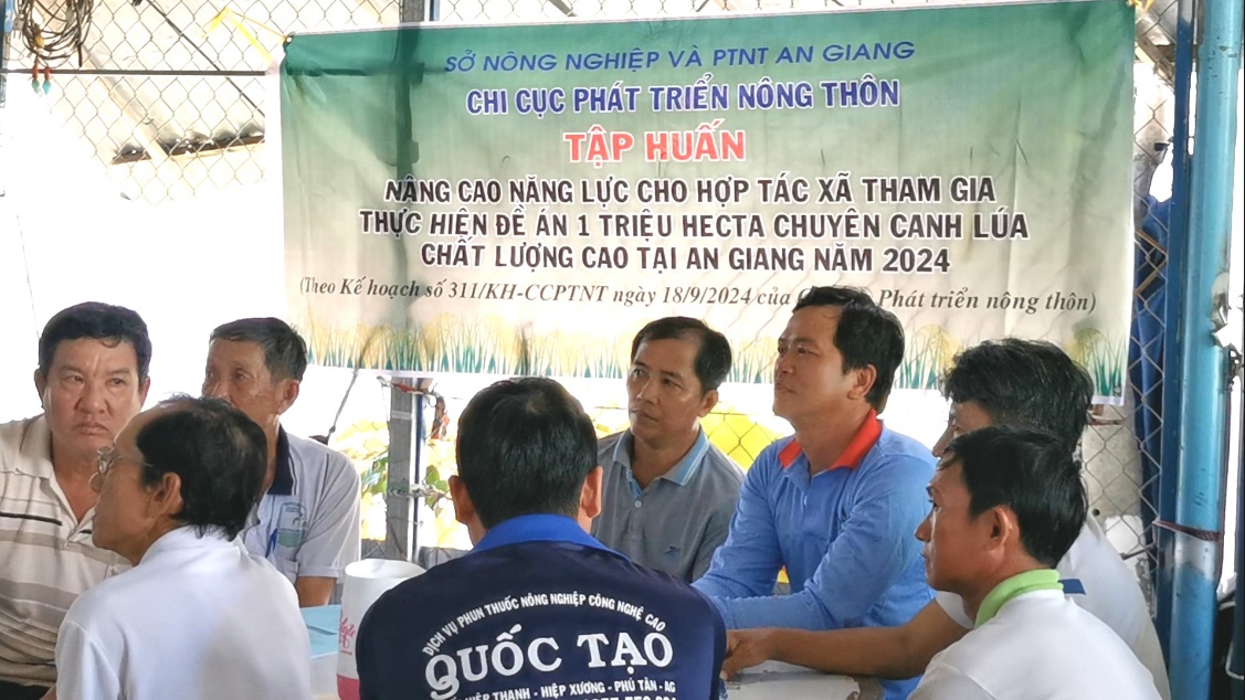 Tập huấn nâng cao năng lực cho Hợp tác xã tham gia thực hiện Đề án 1 triệu hecta chuyên canh lúa chất lượng cao tại xã Hiệp Xương