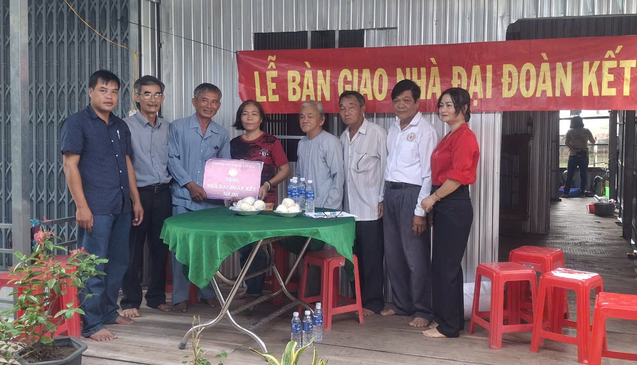 Tổ xây cất nhà từ thiện xã Tân Hòa hết lòng vì người nghèo 