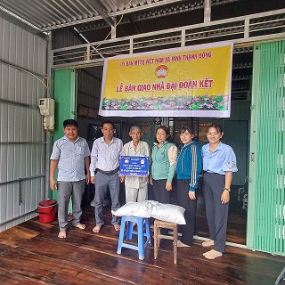 Bình Thạnh Đông trao 07 căn nhà Đại đoàn kết cho hộ cận nghèo, khó khăn