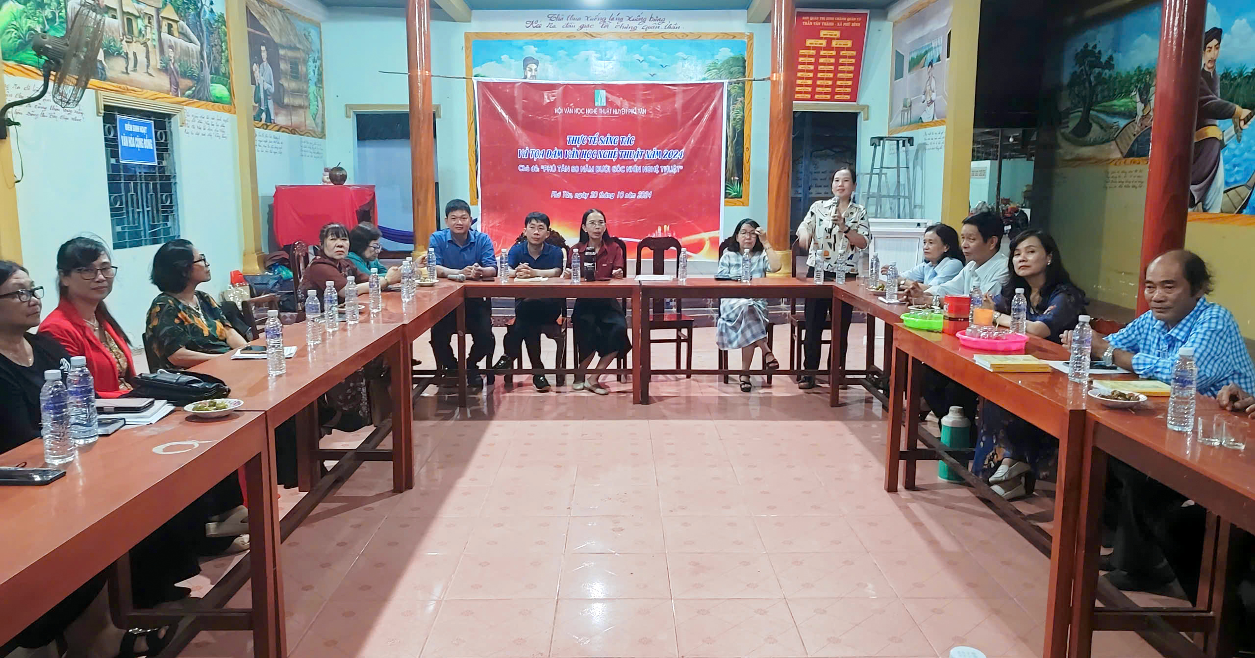 Hội Văn học nghệ thuật huyện Phú Tân tổ chức chuyến đi thực tế sáng tác và tọa đàm văn học nghệ thuật 