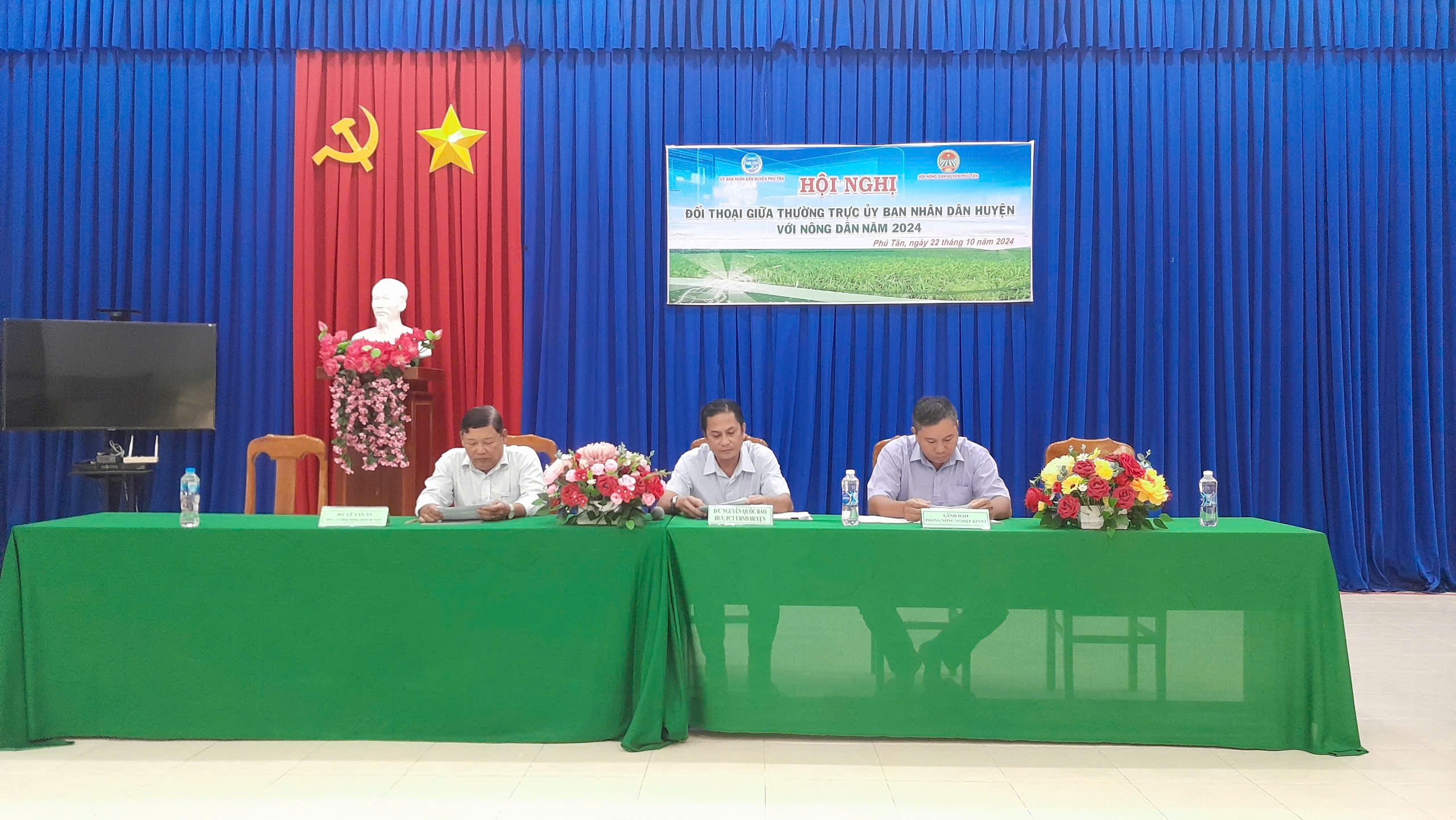 Thường trực UBND huyện Phú Tân đối thoại với nông dân “Đề án 01 triệu hecta chuyên canh tác lúa chất lượng cao”