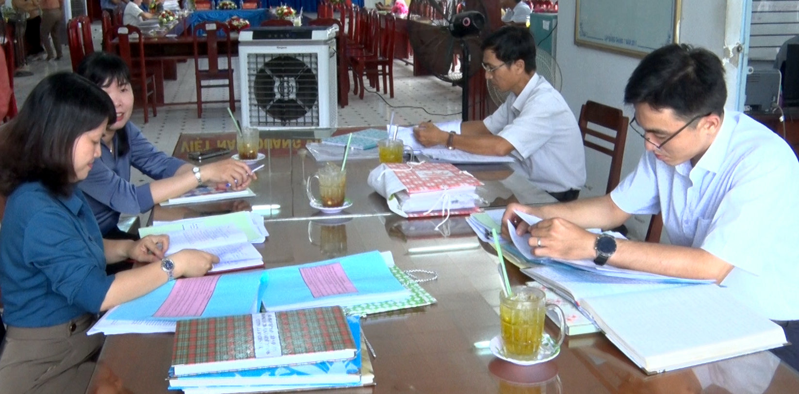 Đoàn công tác Huyện ủy Phú Tân kiểm tra thực hiện Chỉ thị 05 và Quy chế dân chủ cơ sở năm 2024