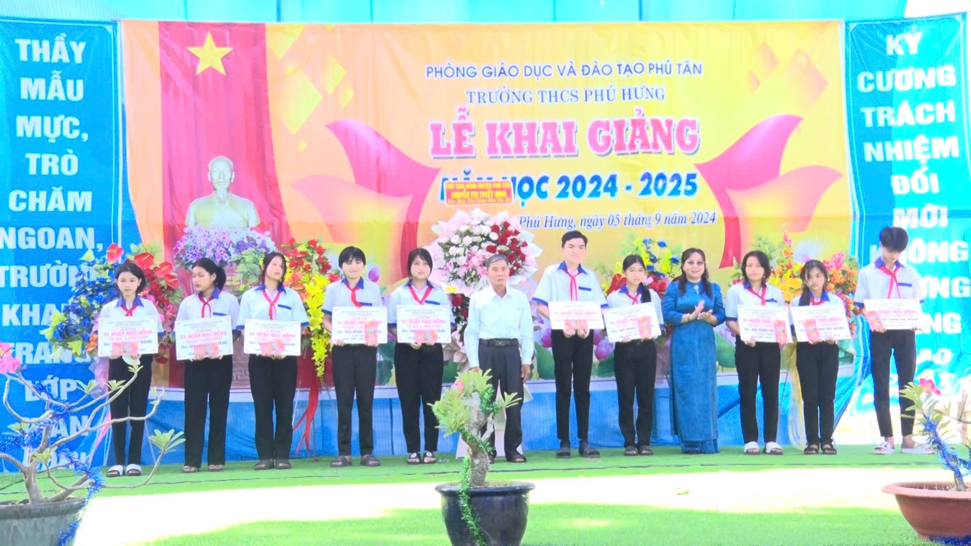 Phú Tân gần 38.000 học sinh dự khai giảng năm học mới