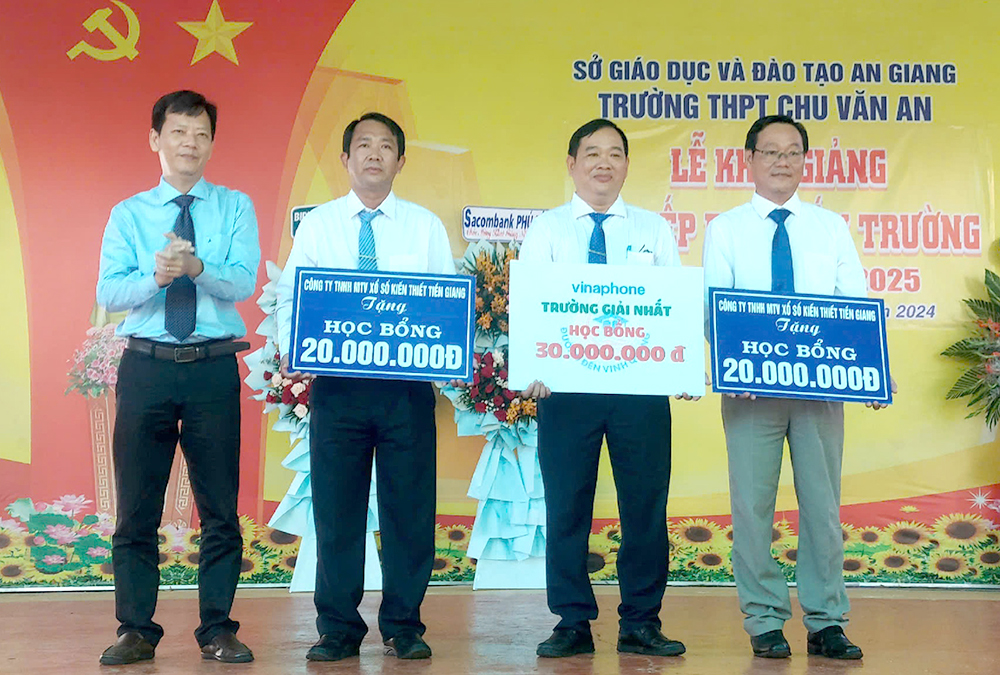 Phú Tân gần 38.000 học sinh dự khai giảng năm học mới