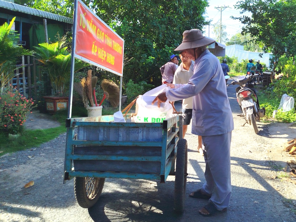 Mô hình “Nắm gạo tình thương” ở xã Hiệp Xương