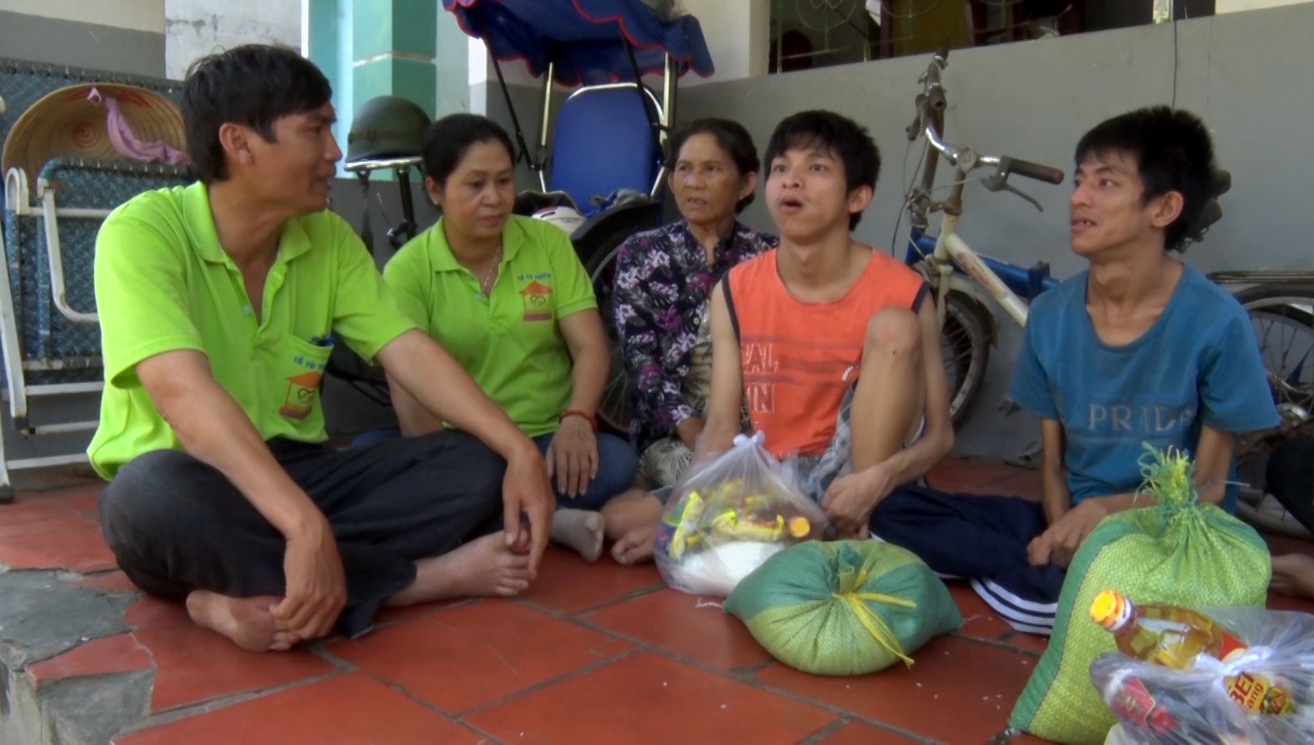 Những phần quà ấm lòng người nghèo