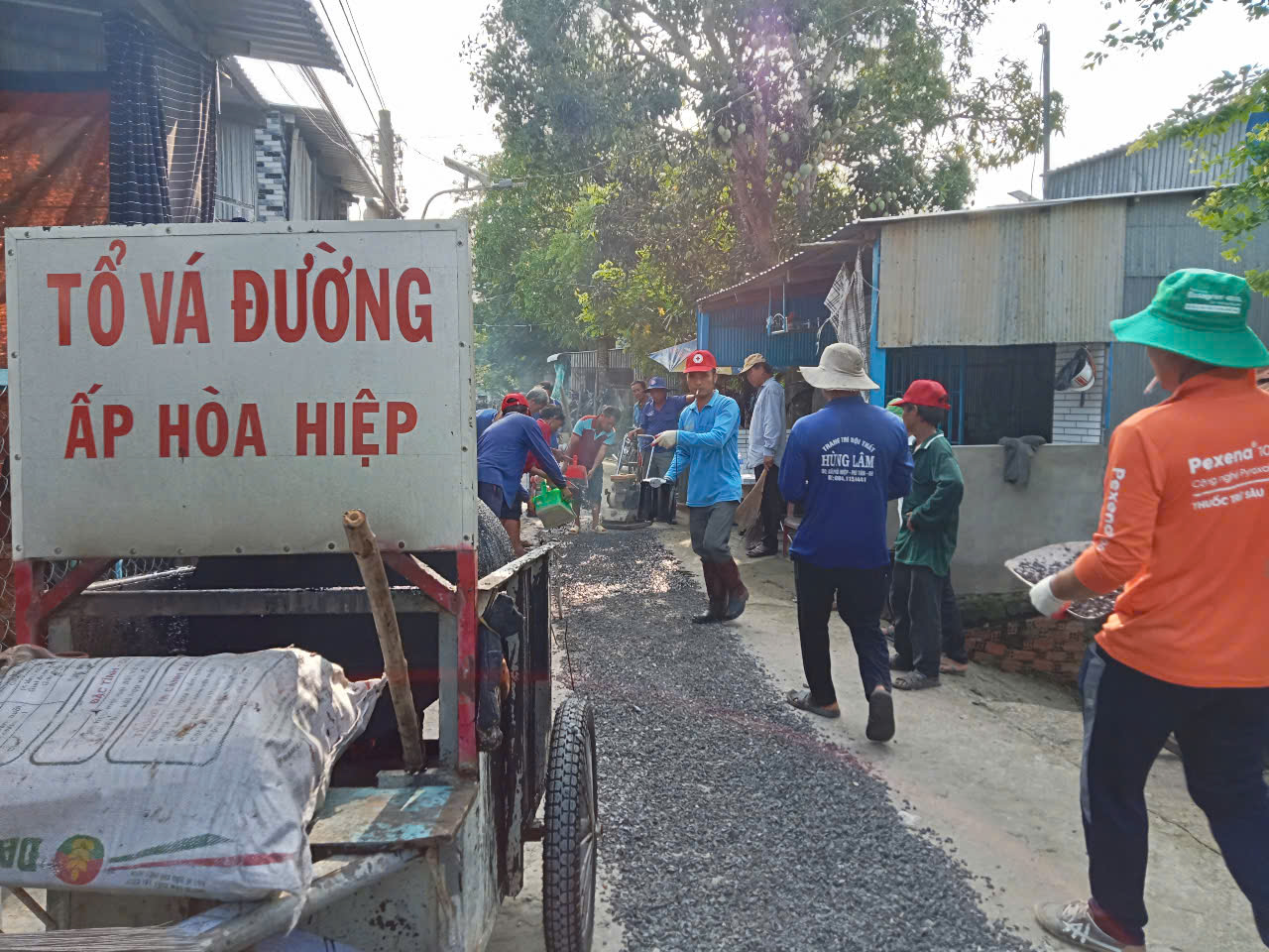Phú Hiệp tổ chức láng nhựa đường Sông Hậu đón mừng năm mới