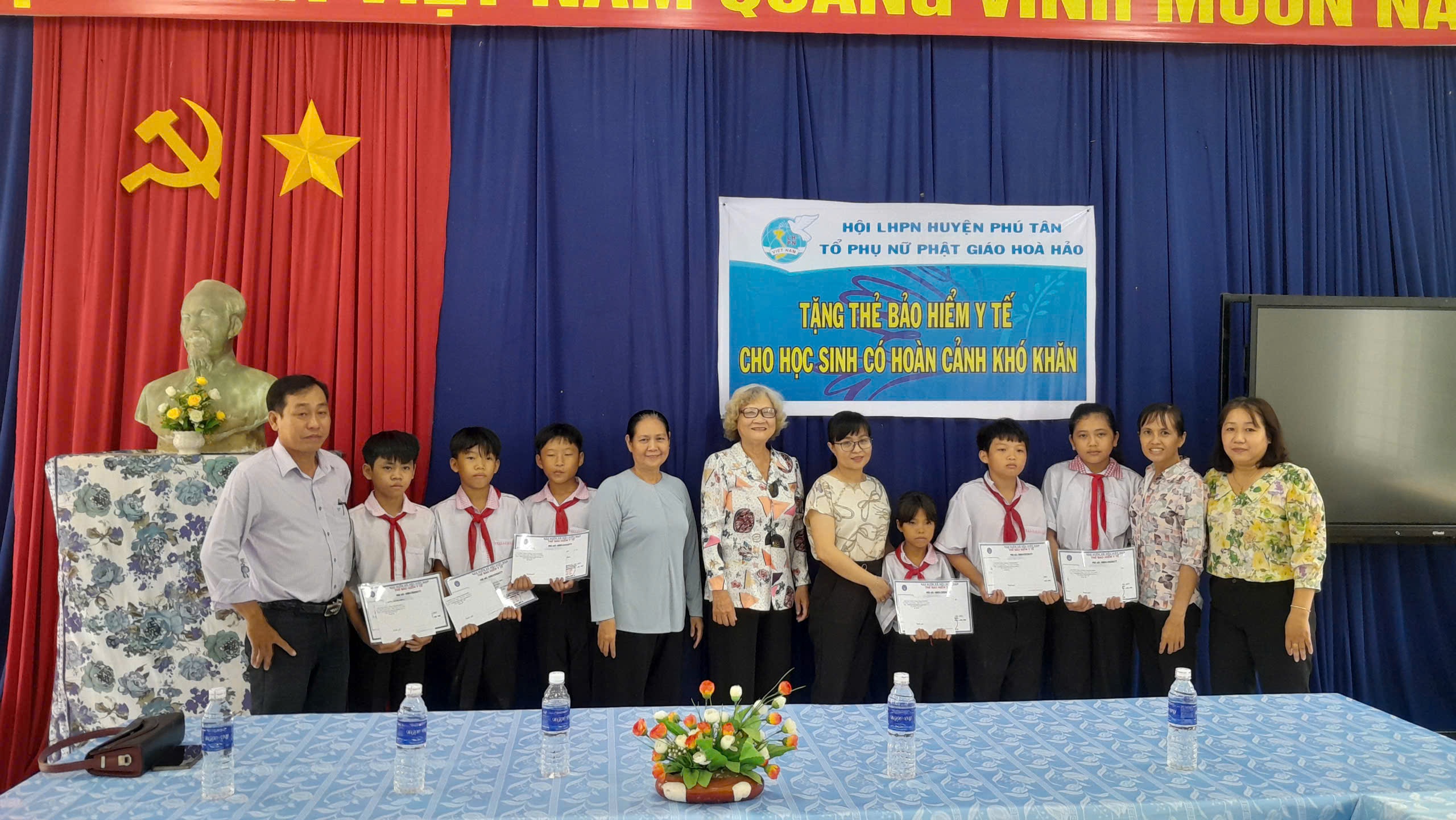Tổ Phụ nữ Phật giáo Hòa hỏa trao tặng 16 thẻ BHYT cho học sinh xã Bình Thạnh Đông