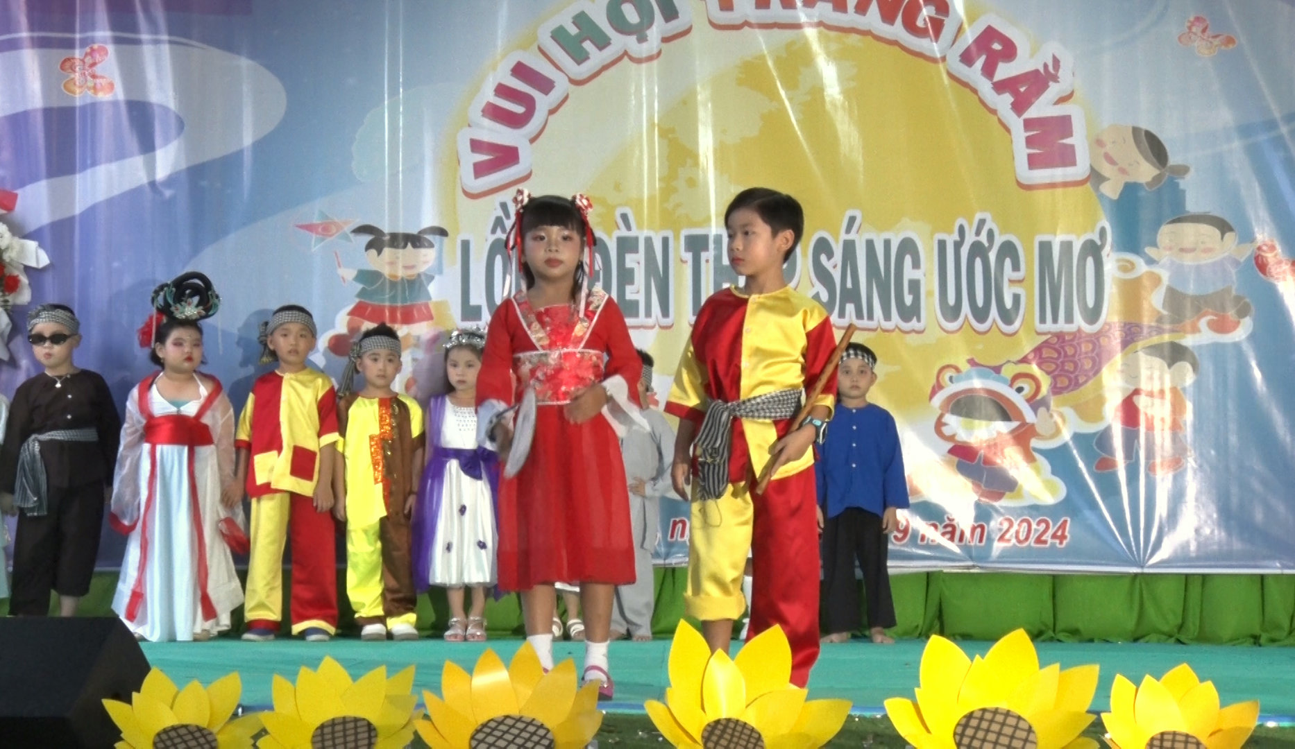 Thị trấn Phú Mỹ chương trình “Vui hội trăng rằm lồng đèn thắp sáng ước mơ” cho trẻ em nghèo và trẻ em có hoàn cảnh đặc biệt 
