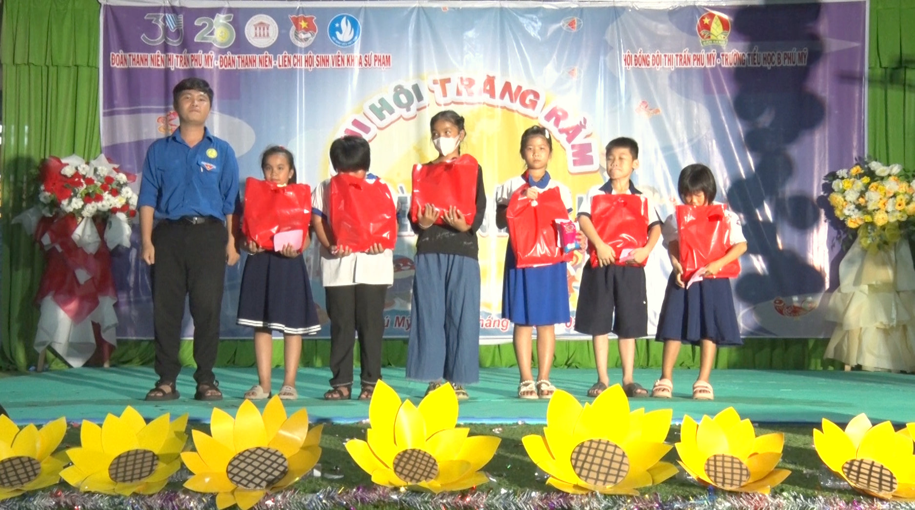 Thị trấn Phú Mỹ chương trình “Vui hội trăng rằm lồng đèn thắp sáng ước mơ” cho trẻ em nghèo và trẻ em có hoàn cảnh đặc biệt 