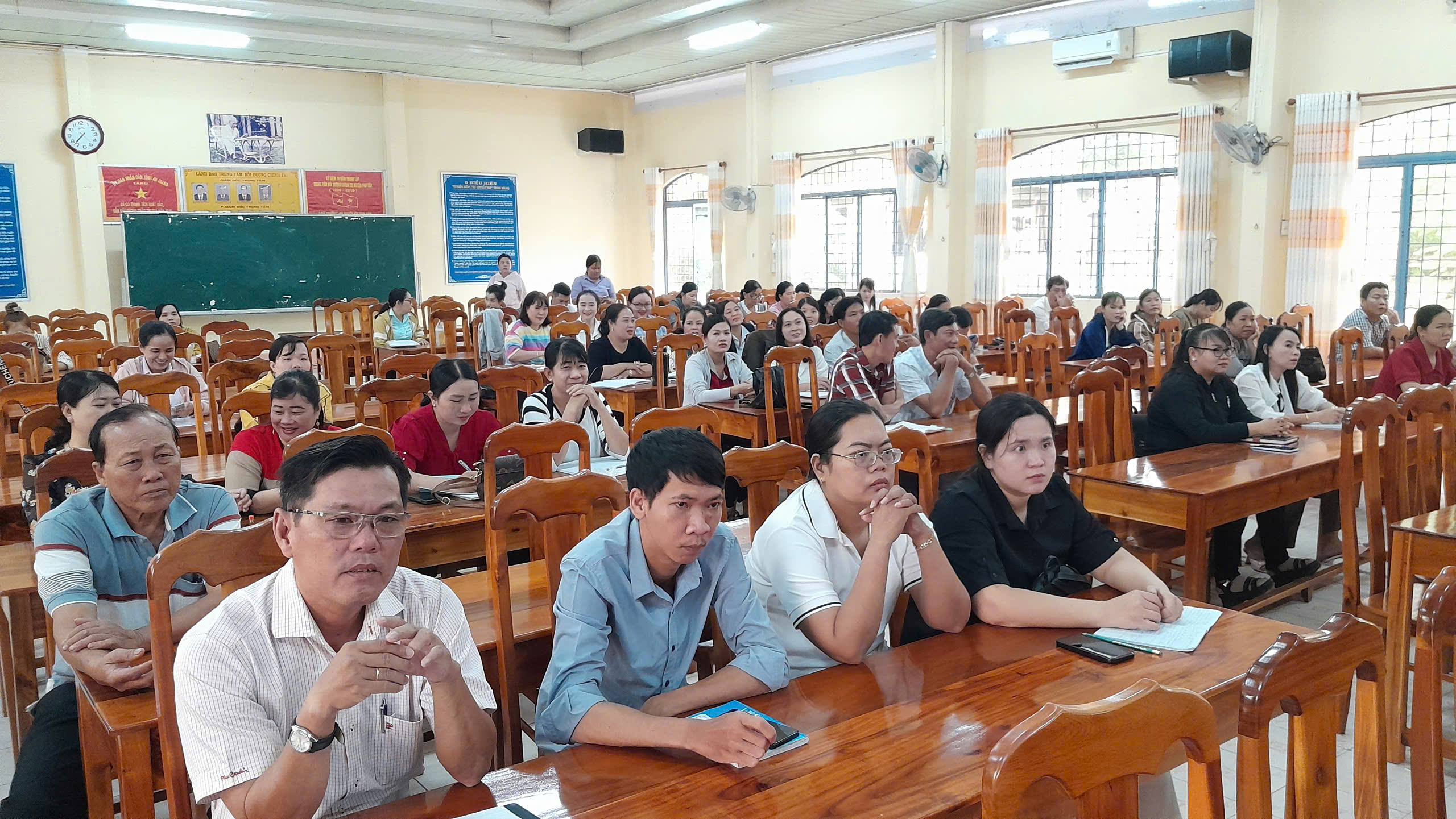 Phú Tân bồi dưỡng lý luận chính trị và nghiệp vụ cho cán bộ Mặt trận Tổ quốc ở cơ sở 