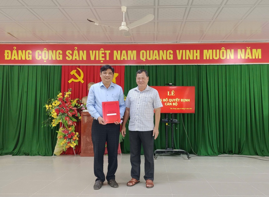 Huyện ủy Phú Tân trao quyết định về công tác cán bộ