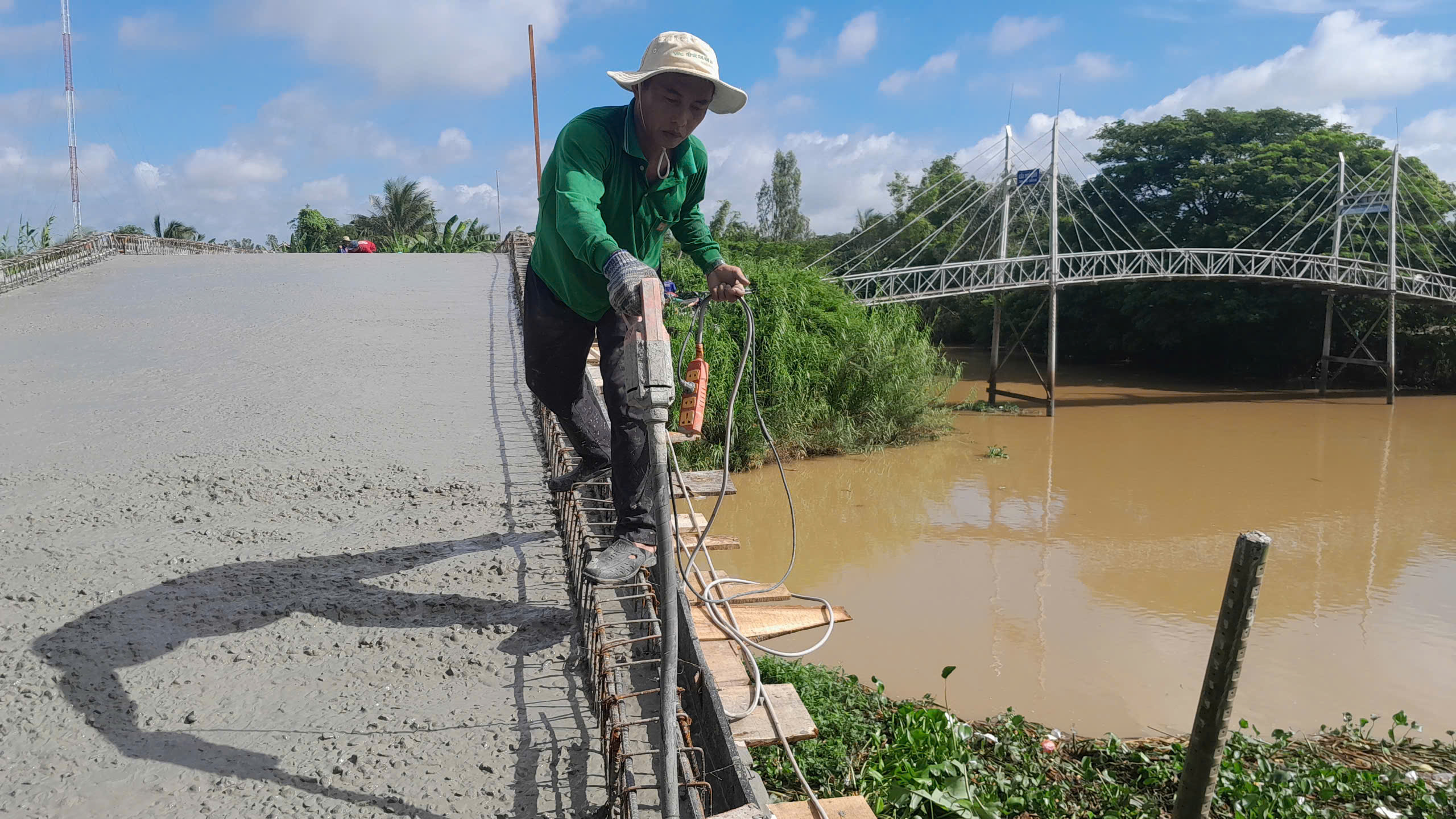 Nông dân Phú Tân chung sức xây dựng nông thôn mới